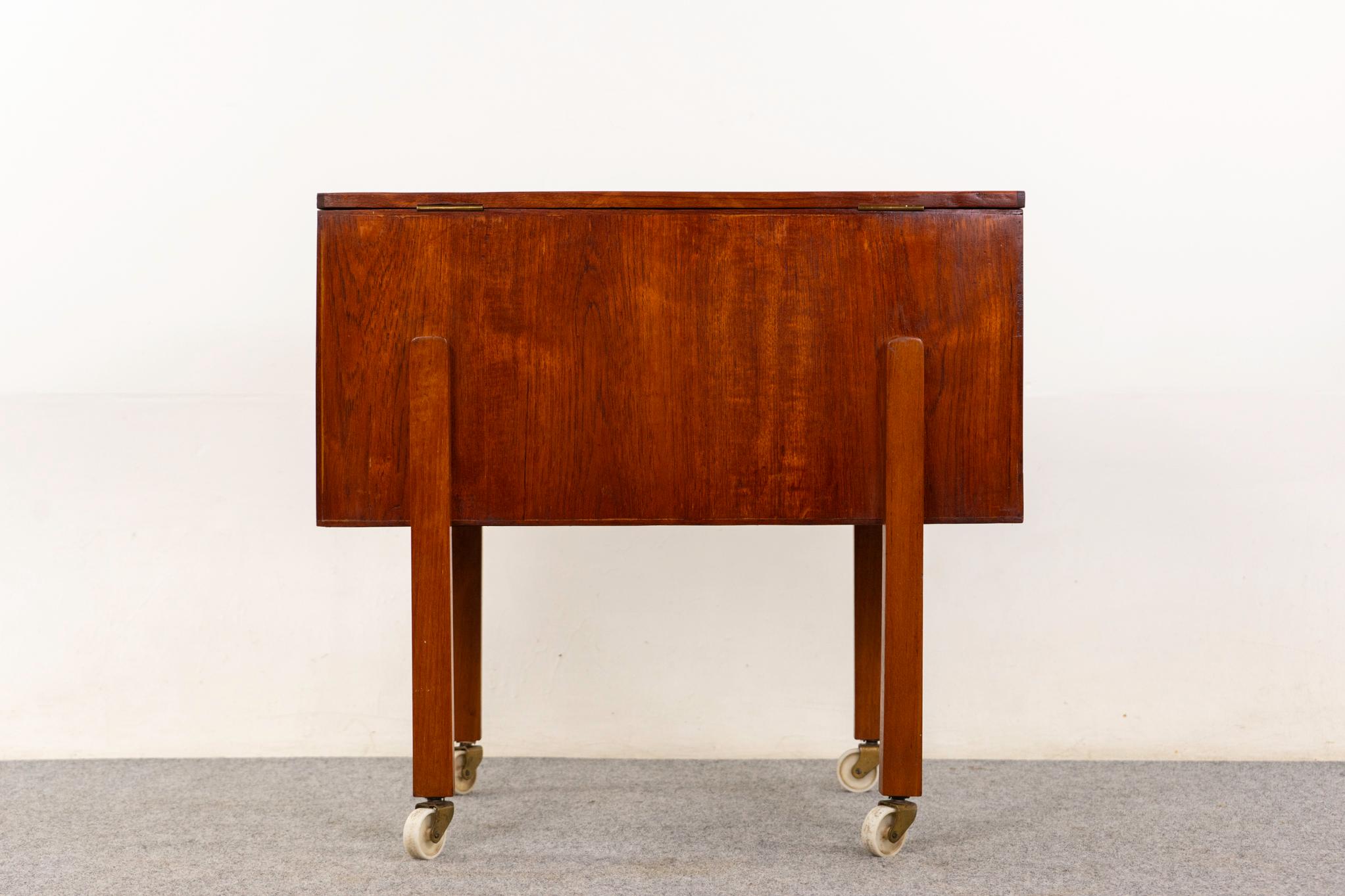 Table danoise moderne en teck coulé en vente 4