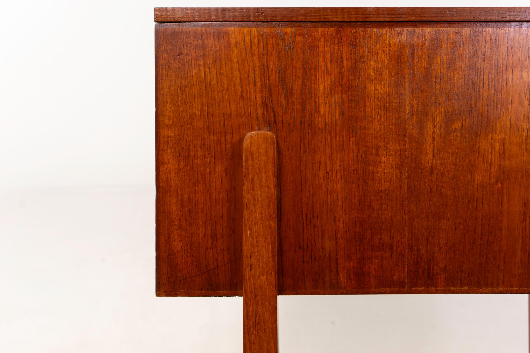 Scandinave moderne Table danoise moderne en teck coulé en vente