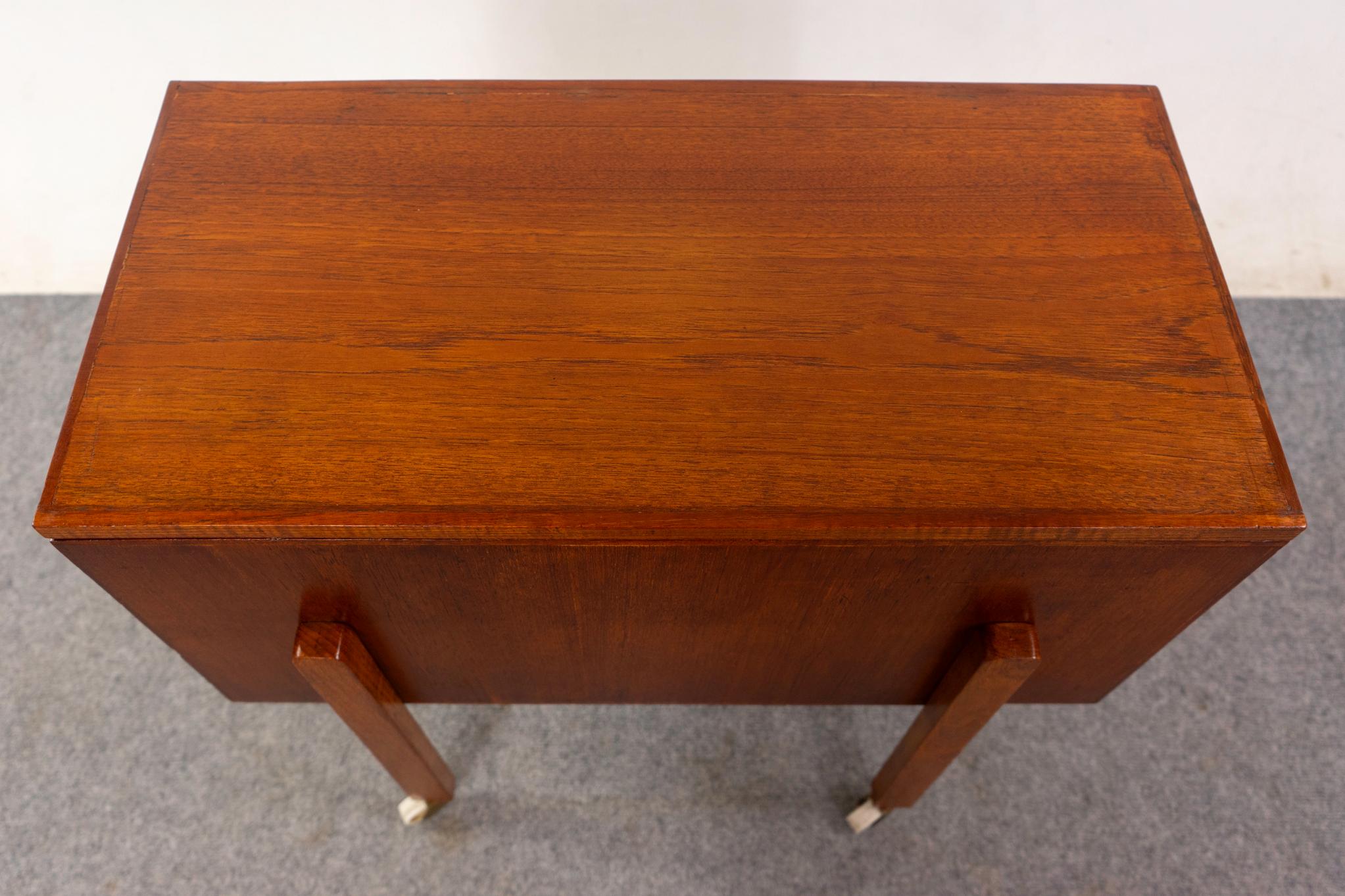 Placage Table danoise moderne en teck coulé en vente