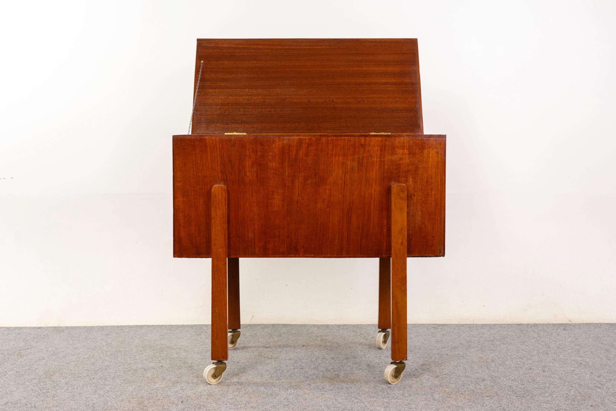 Milieu du XXe siècle Table danoise moderne en teck coulé en vente