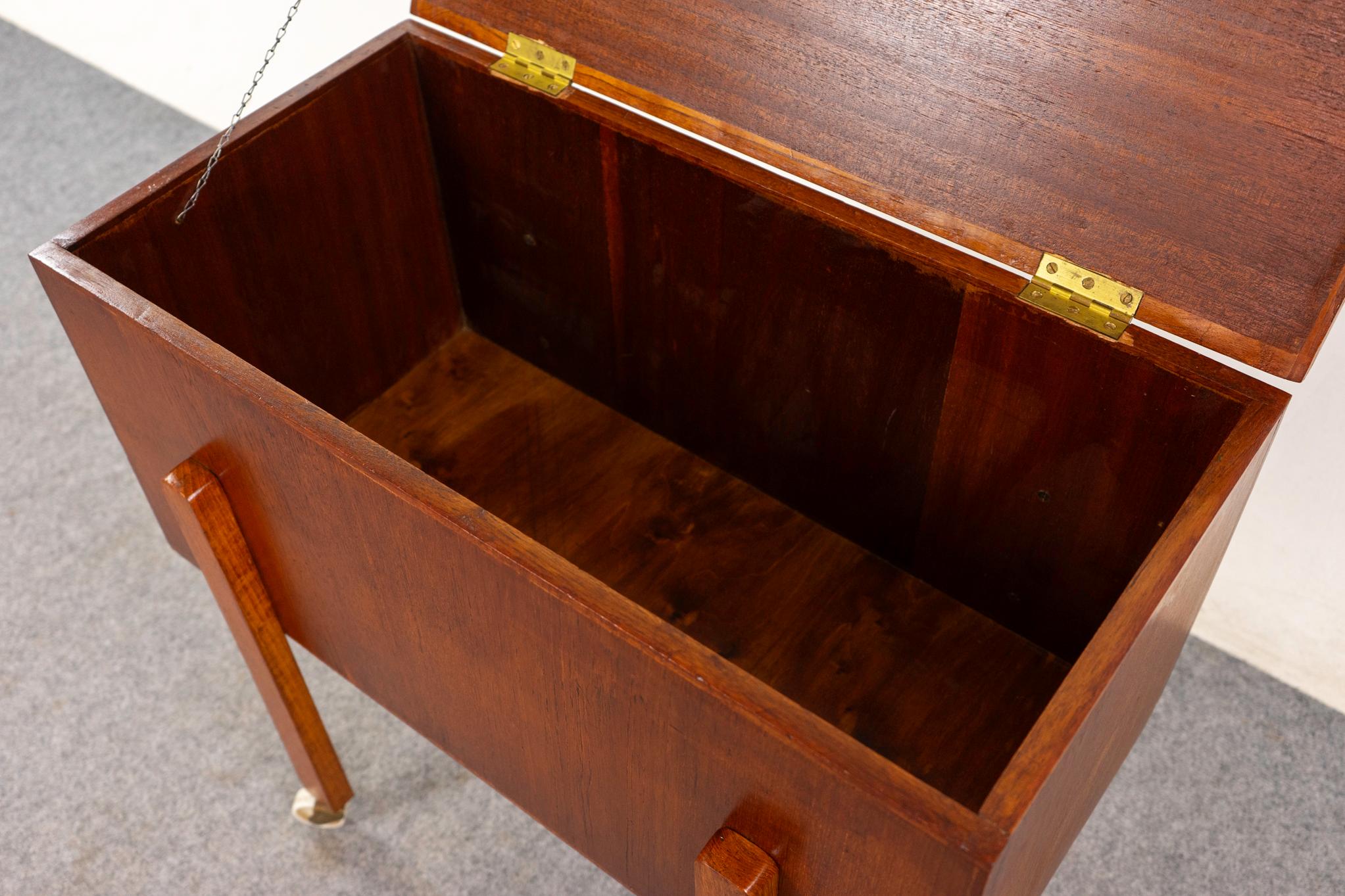Teck Table danoise moderne en teck coulé en vente