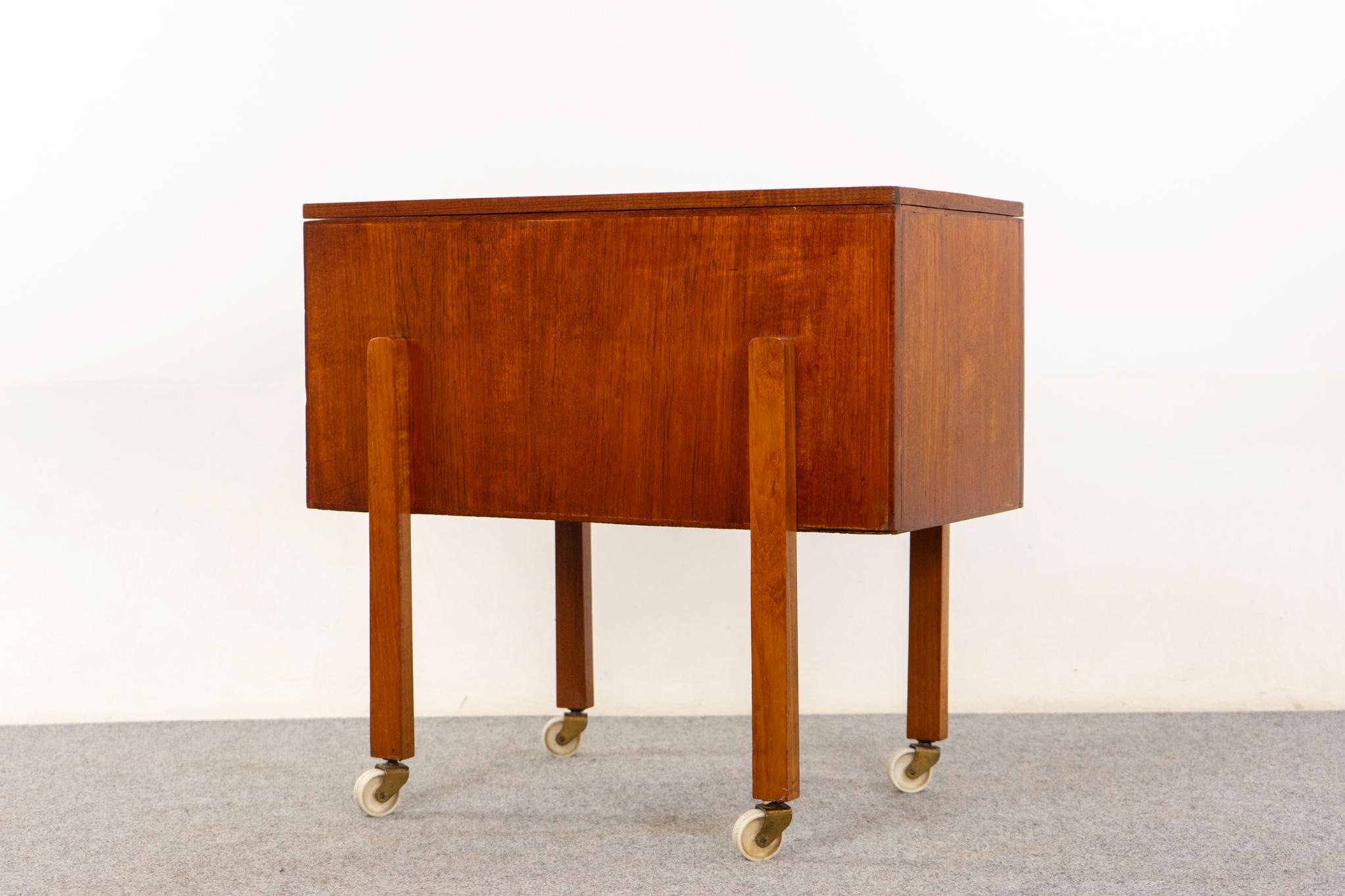 Table danoise moderne en teck coulé en vente 1