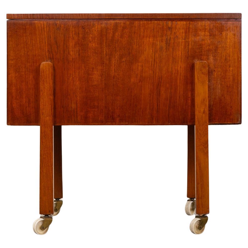 Table danoise moderne en teck coulé
