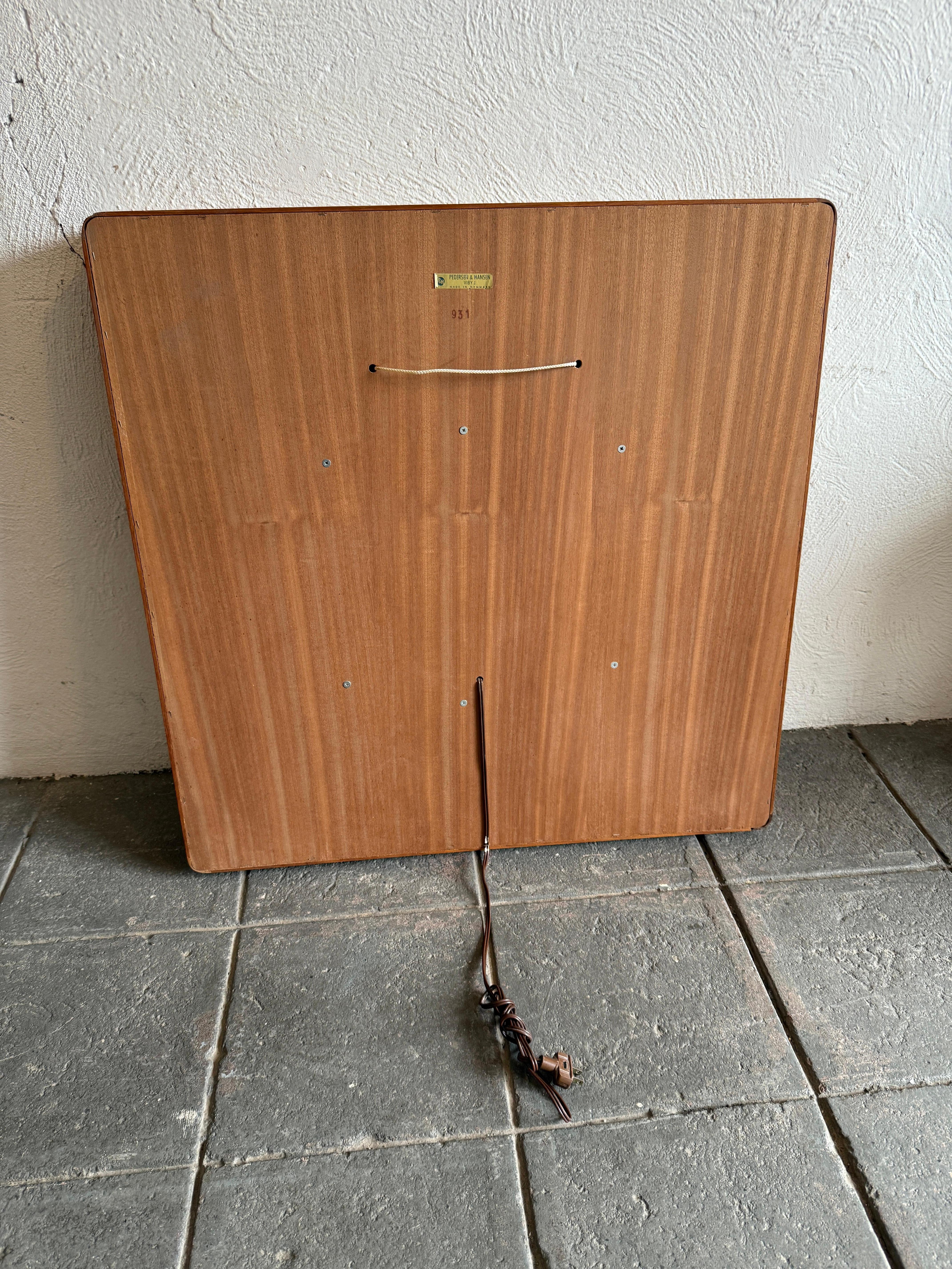 Danish Modern shadow box illuminated wall mirror Teak by Pedersen & Hansen In Good Condition For Sale In Brooklyn, NY