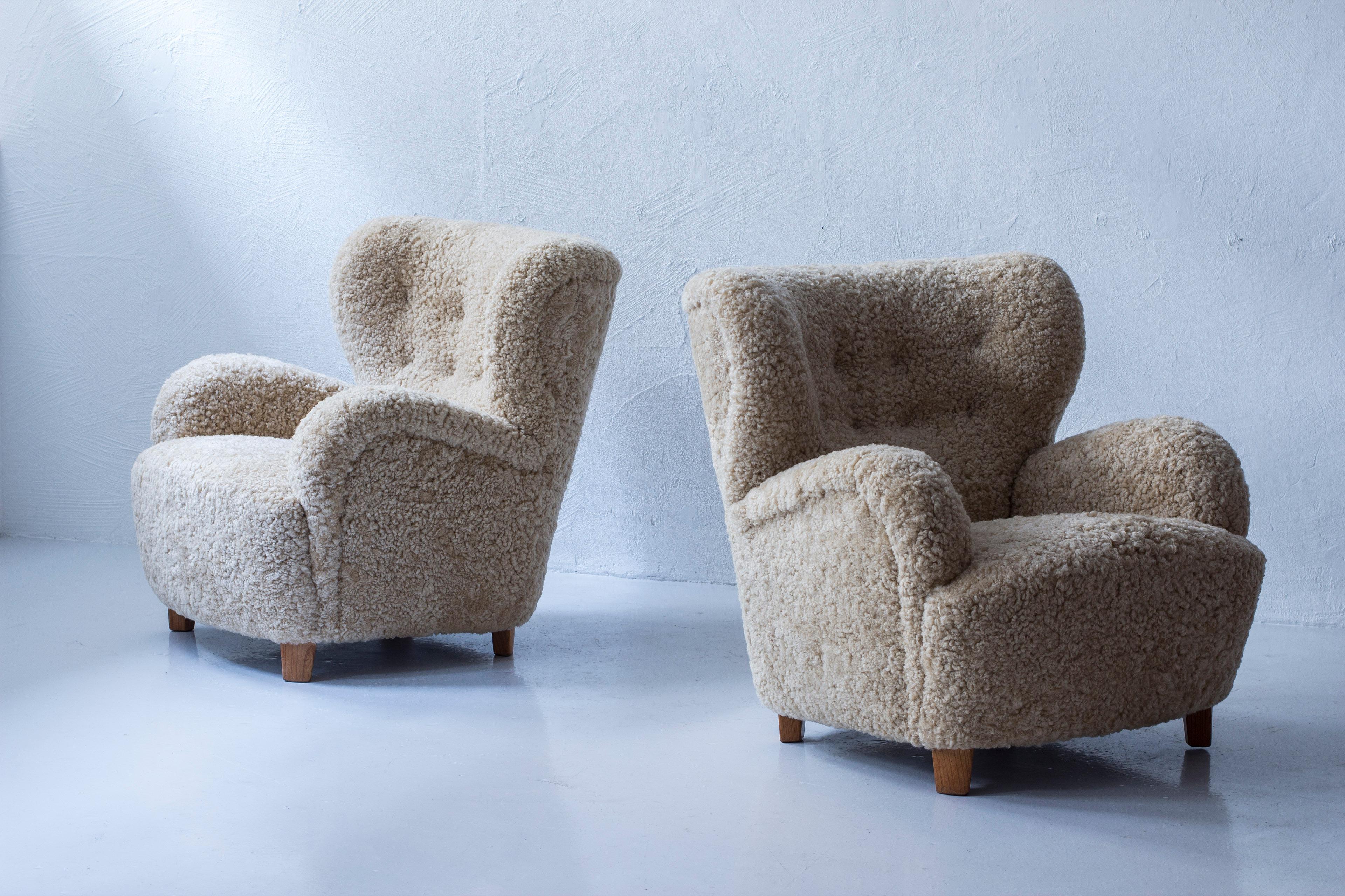 Danish modern sheepskin lounge chairs in the style of Flemming Lassen In Good Condition In Hägersten, SE