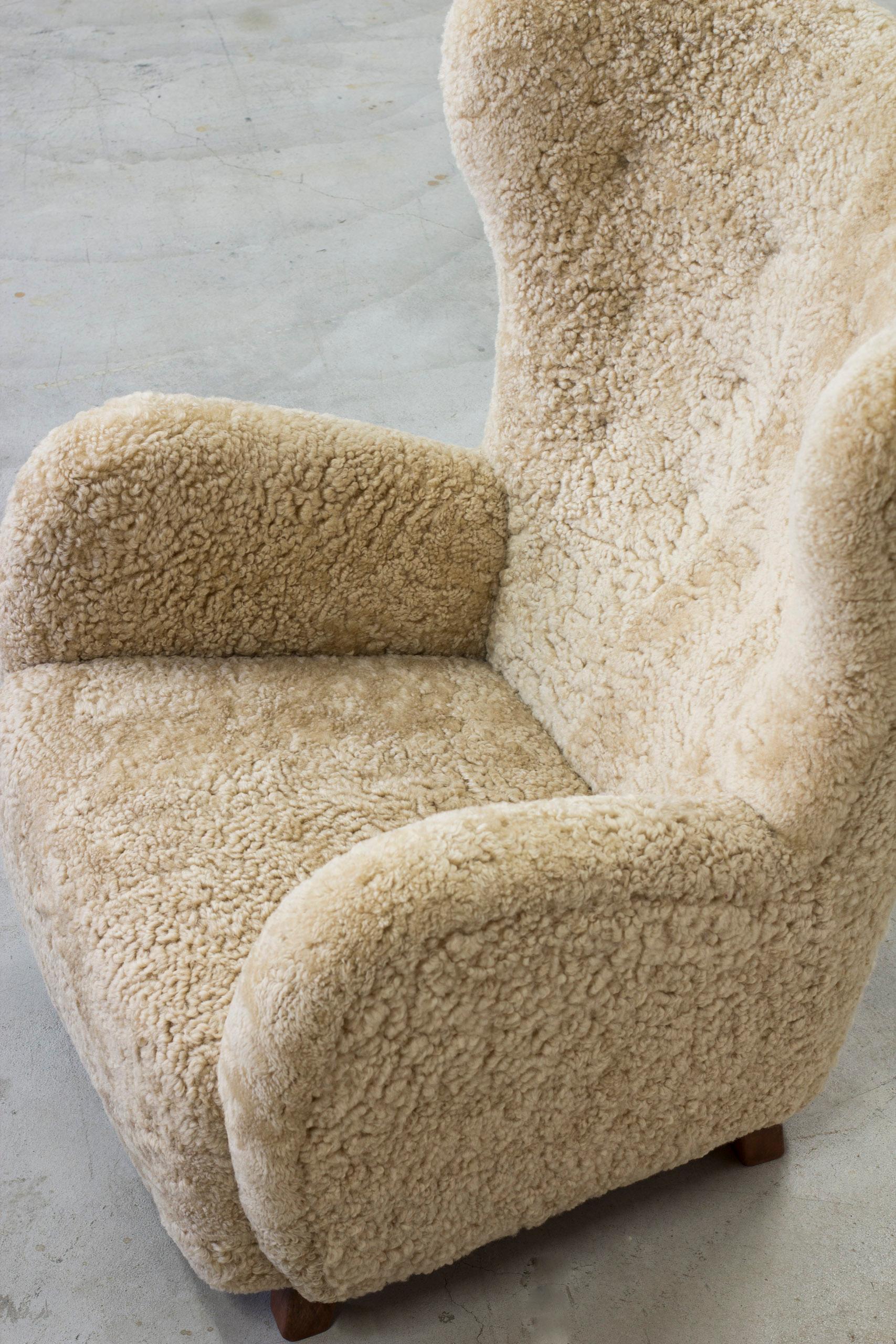 Danish modern sheepskin Wing back chair in the style of Lassen, Denmark In Good Condition In Hägersten, SE