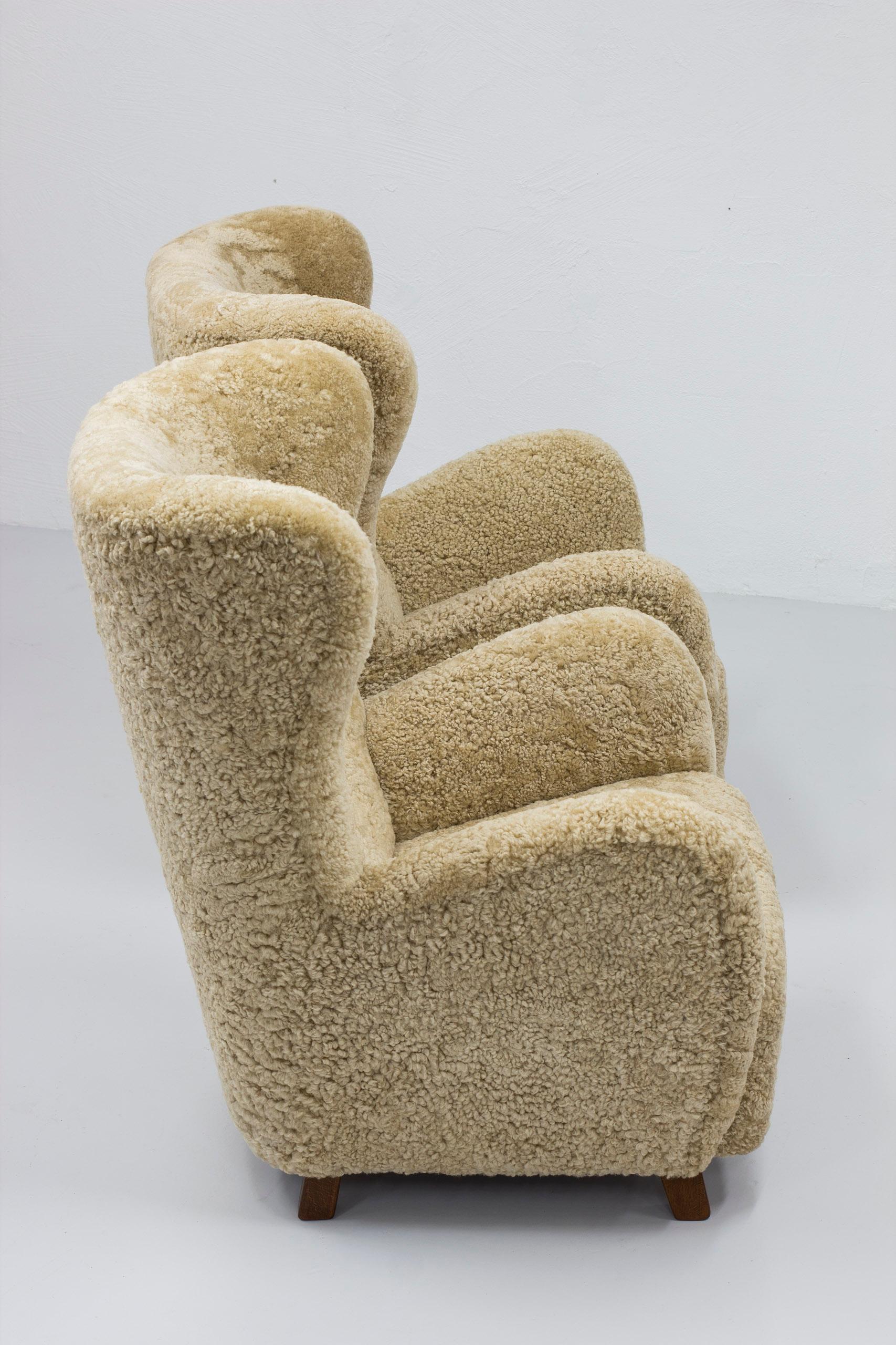 Danish modern sheepskin Wing back chairs attributed to Flemming Lassen, Denmark  In Good Condition For Sale In Hägersten, SE