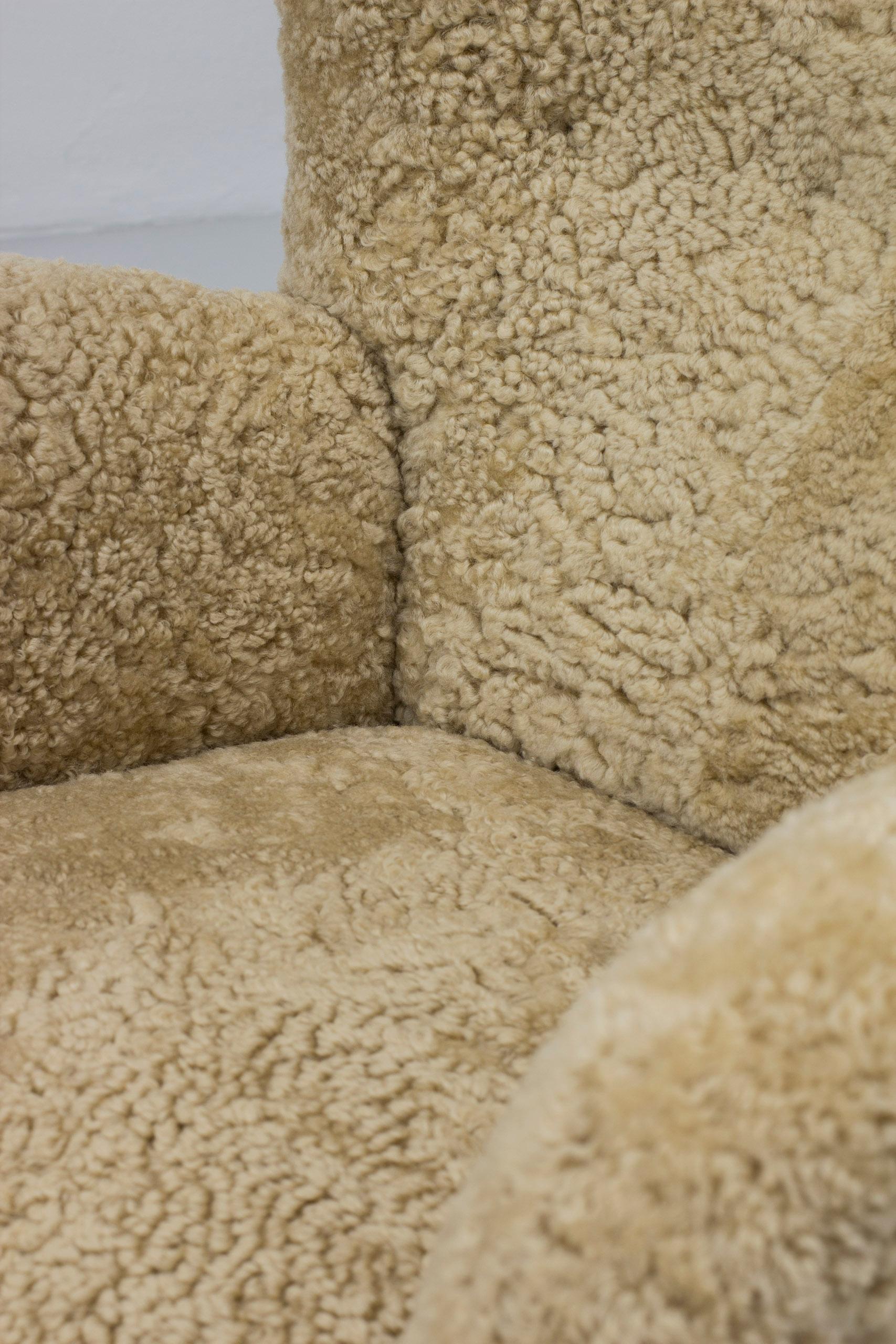 Cuir de mouton Chaises modernes danoises à dossier Wing, en peau de mouton, attribuées à Flemming Lassen, Danemark  en vente