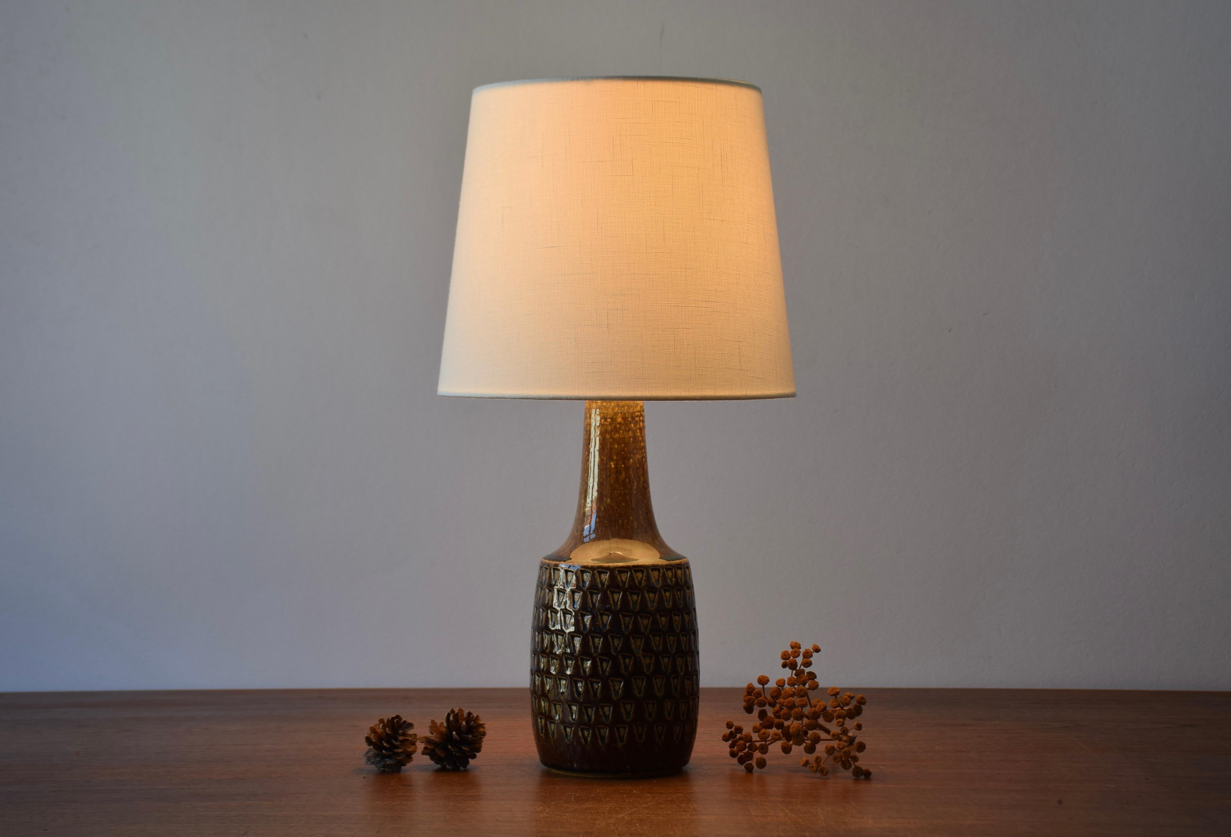 Lampada da tavolo in ceramica di Søholm Stentøj, Danimarca, anni '60 circa. Presenta uno smalto marrone lucido su un corpo strutturato e ha bellissimi elementi blu.

La lampada è contrassegnata sul fondo dalla scritta Søholm Bornholm Stentøj