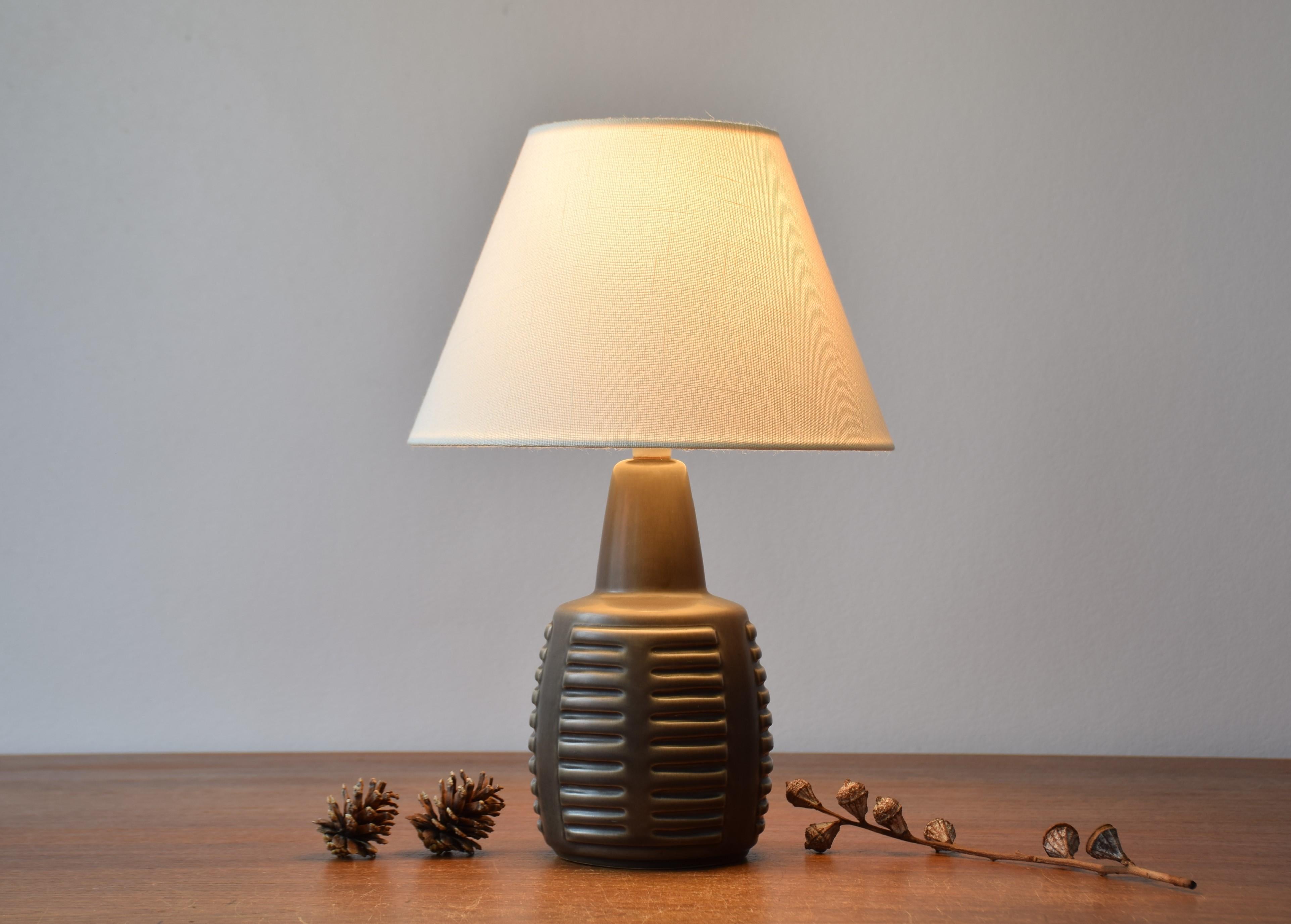 Small ceramic table lamp by Einar Johansen for Søholm Stentøj, Denmark, made circa 1960s. Perfect as bedside lamp.

The lamp has dusted brown glaze.

Included are new clip on bulb lamp shade designed and made in Denmark. They are made of woven