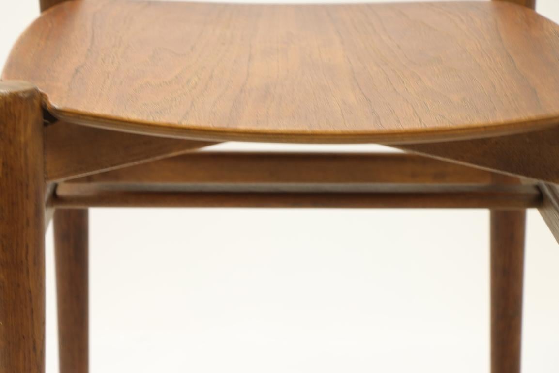 Klassischer architektonischer Beistellstuhl aus dem Goldenen Zeitalter des dänischen modernen Möbeldesigns. Dieses Exemplar befindet sich in sehr gutem Originalzustand und weist nur leichte kosmetische Abnutzungserscheinungen auf, die normal und