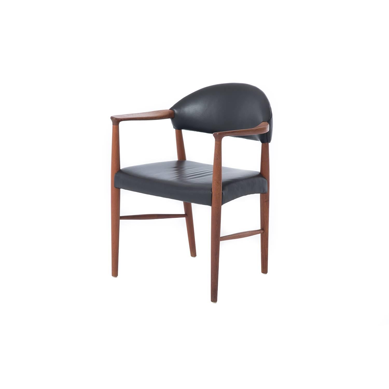 Easily incorporate this Classic teak and Hardy black leather chair into any living, dining, or office space.