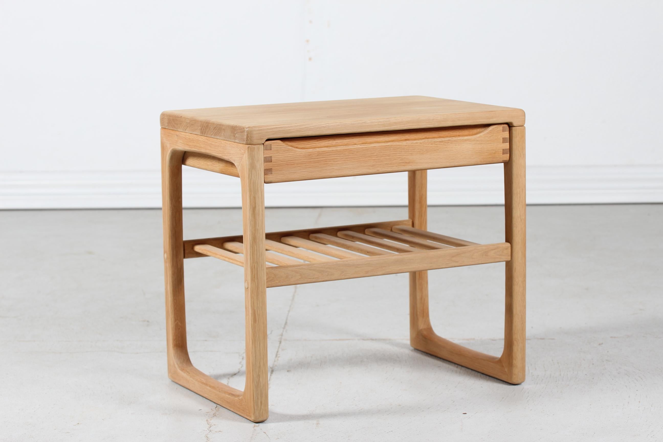 Table d'appoint moderne danoise avec tiroir et étagère fabriquée par un fabricant de meubles danois dans les années 1980.

La table d'appoint est fabriquée en chêne massif traité au savon

Très bon état vintage - prêt à l'emploi.
 