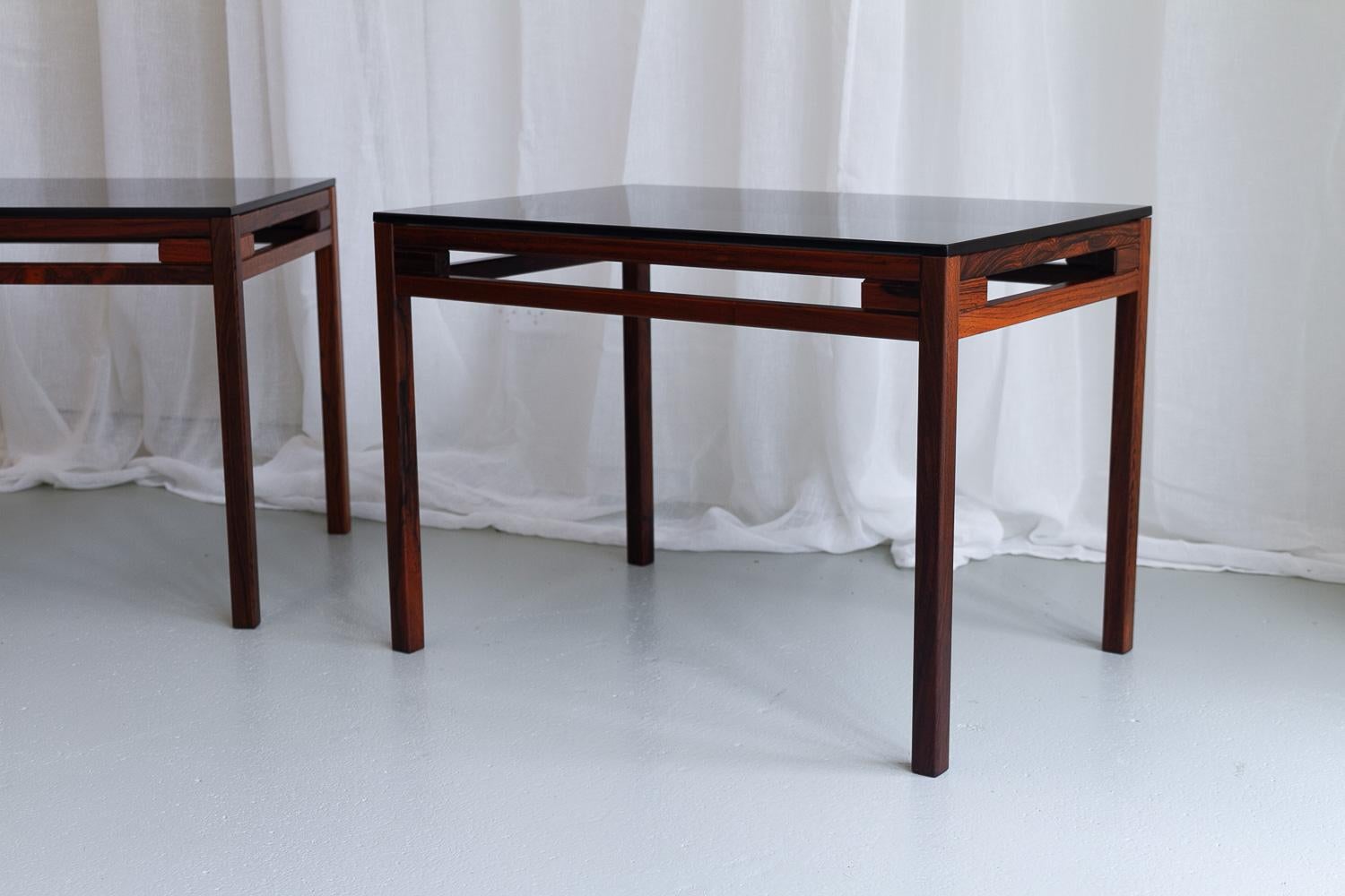 Scandinave moderne Tables d'appoint danoises modernes en bois de rose et verre, années 1960 Ensemble de 2. en vente