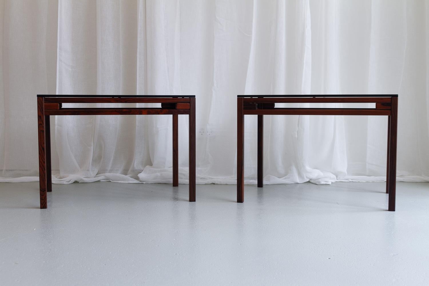 Danois Tables d'appoint danoises modernes en bois de rose et verre, années 1960 Ensemble de 2. en vente