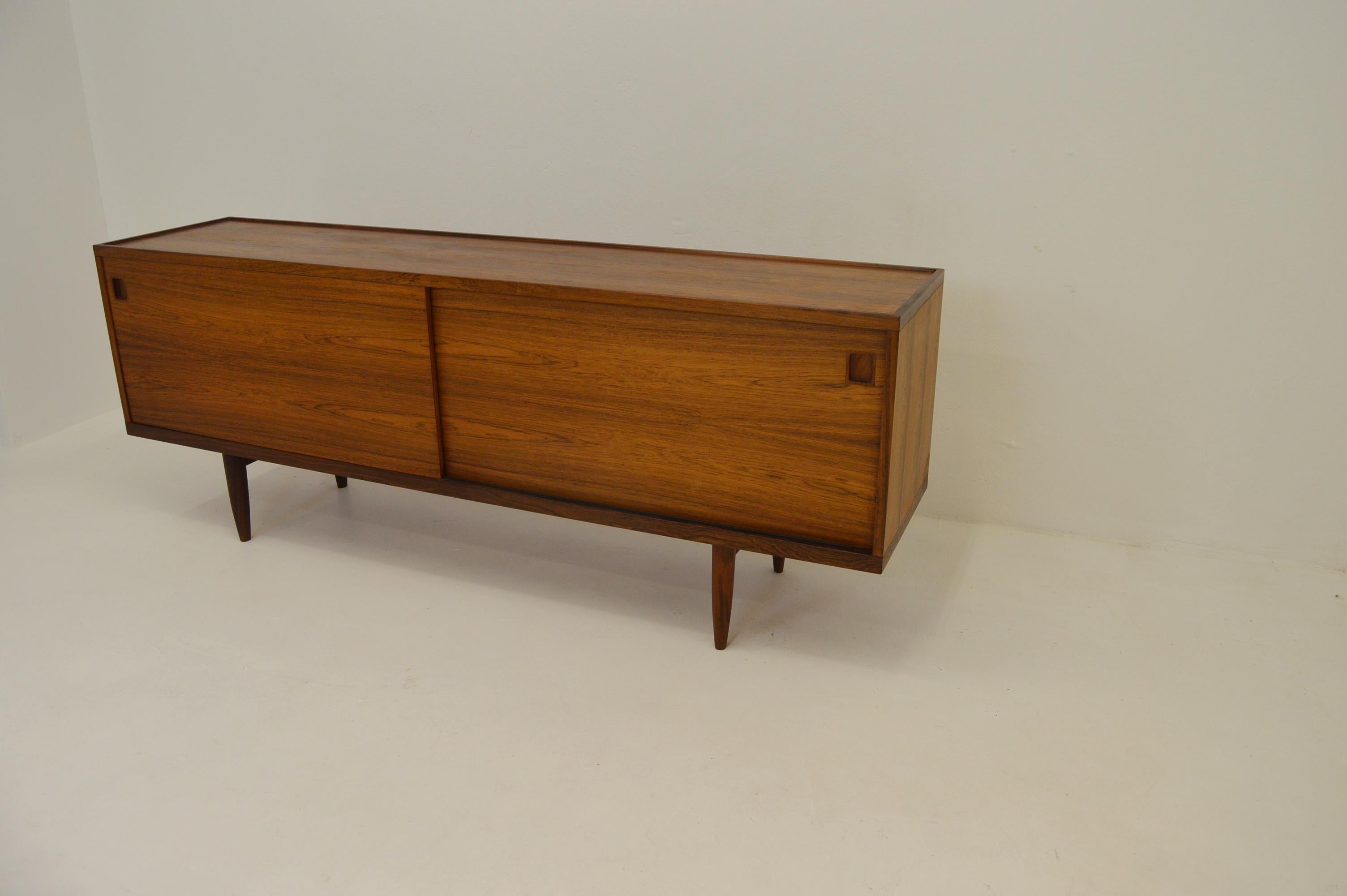 Sideboard model no 20 in rosewood. Produced in Denmark by JL Möller.

This credenza is protected by the CITES regulation. Permits for trading within Europe exist. For transport outside Europe we are happy to seek an export permit.