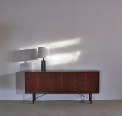 Credenza moderna danese in legno di teak di Ejner Larsen e Aksel Bender Madsen, anni '50