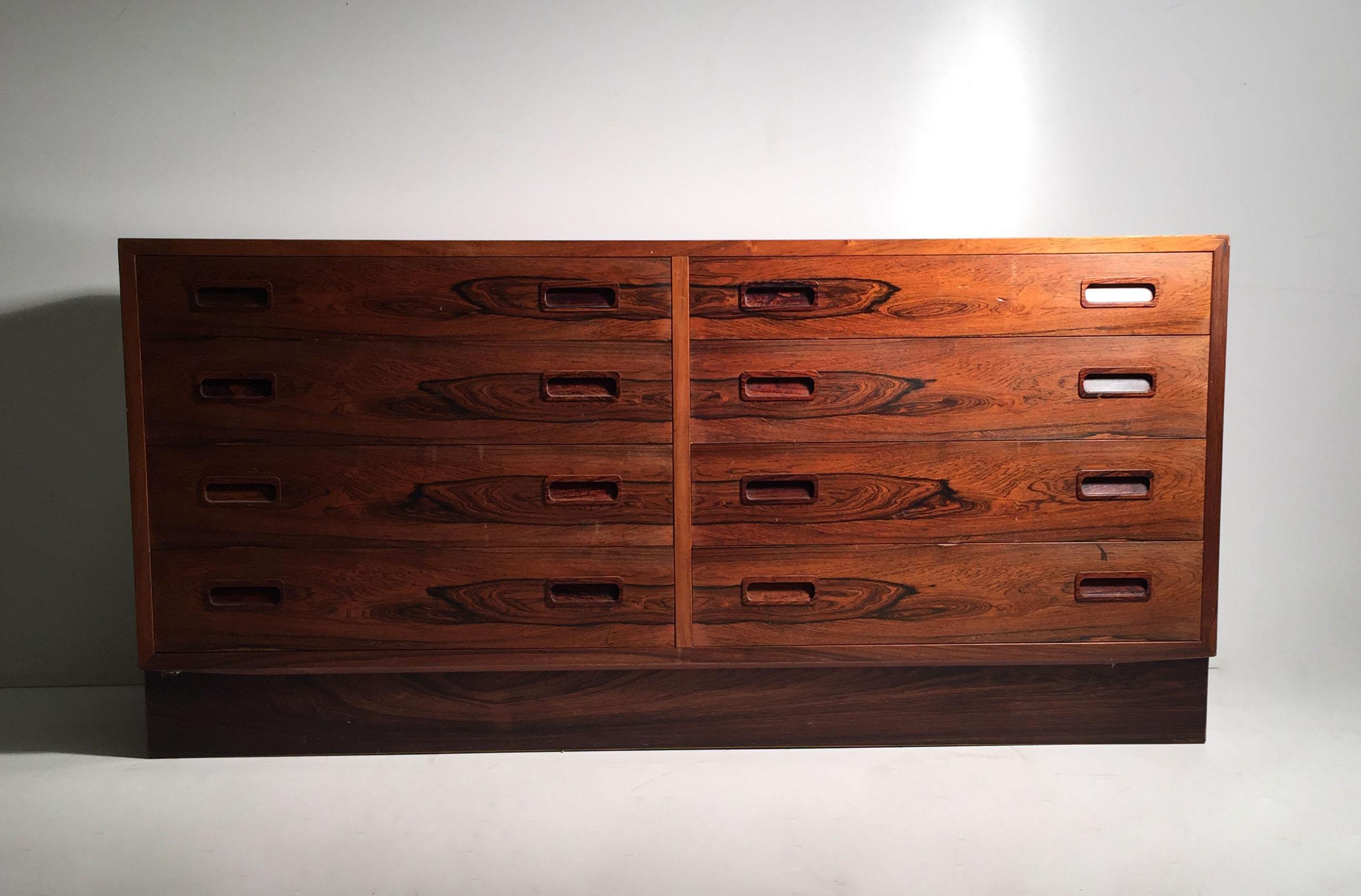 Eight drawer dresser or sideboard or credenza by Poul Hundevad (Signed) in a beautiful rosewood. bookmatched drawer faces. Insert handles.

In the manner of Arne Vodder and Edward Wormley for Dunbar

some wear. Notably a chip to the rear left top