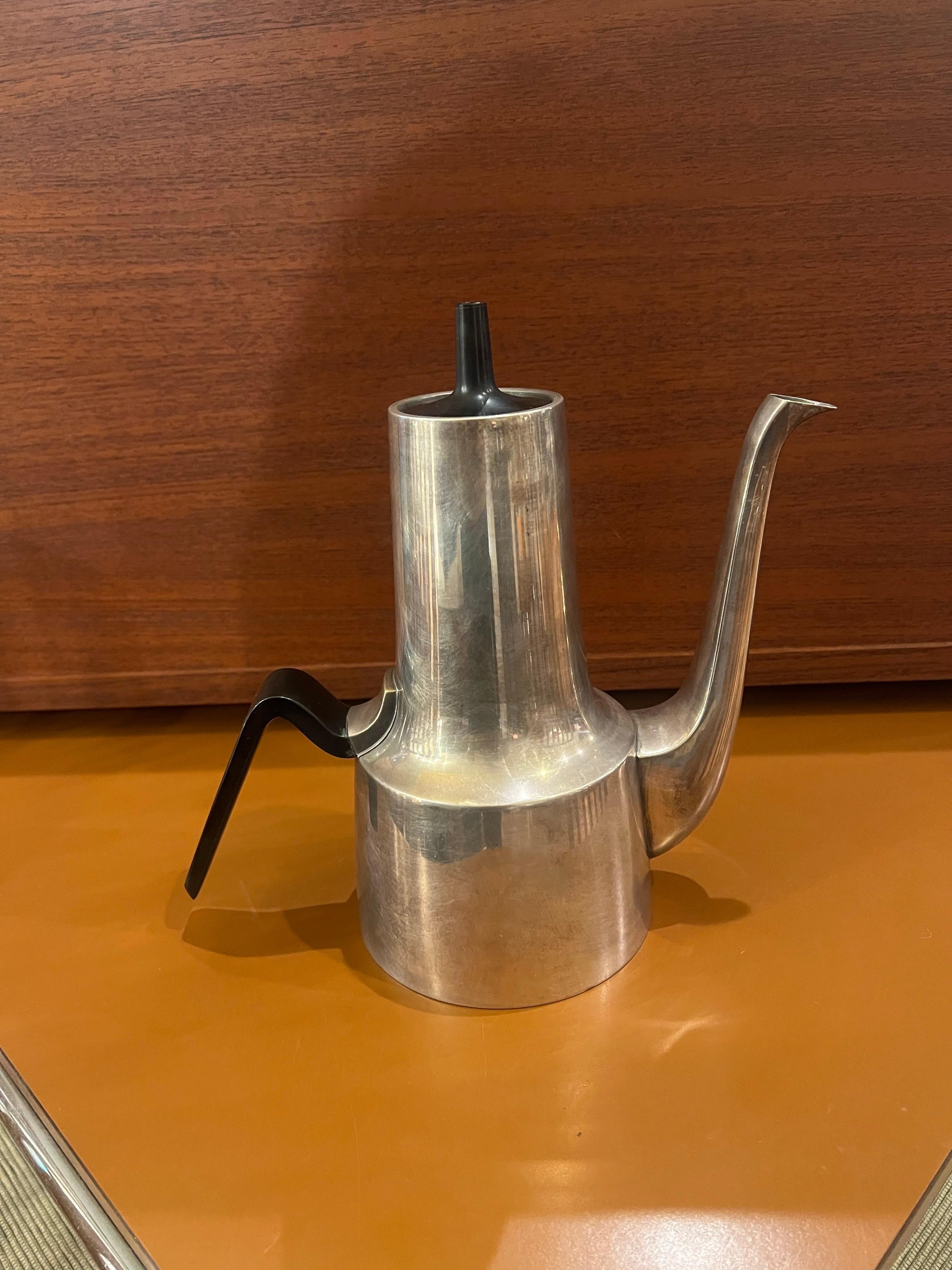 Elégante cafetière en métal argenté conçue par Hans Bunde pour Condit, vers les années 1950. Belle finition patinée et très propre.