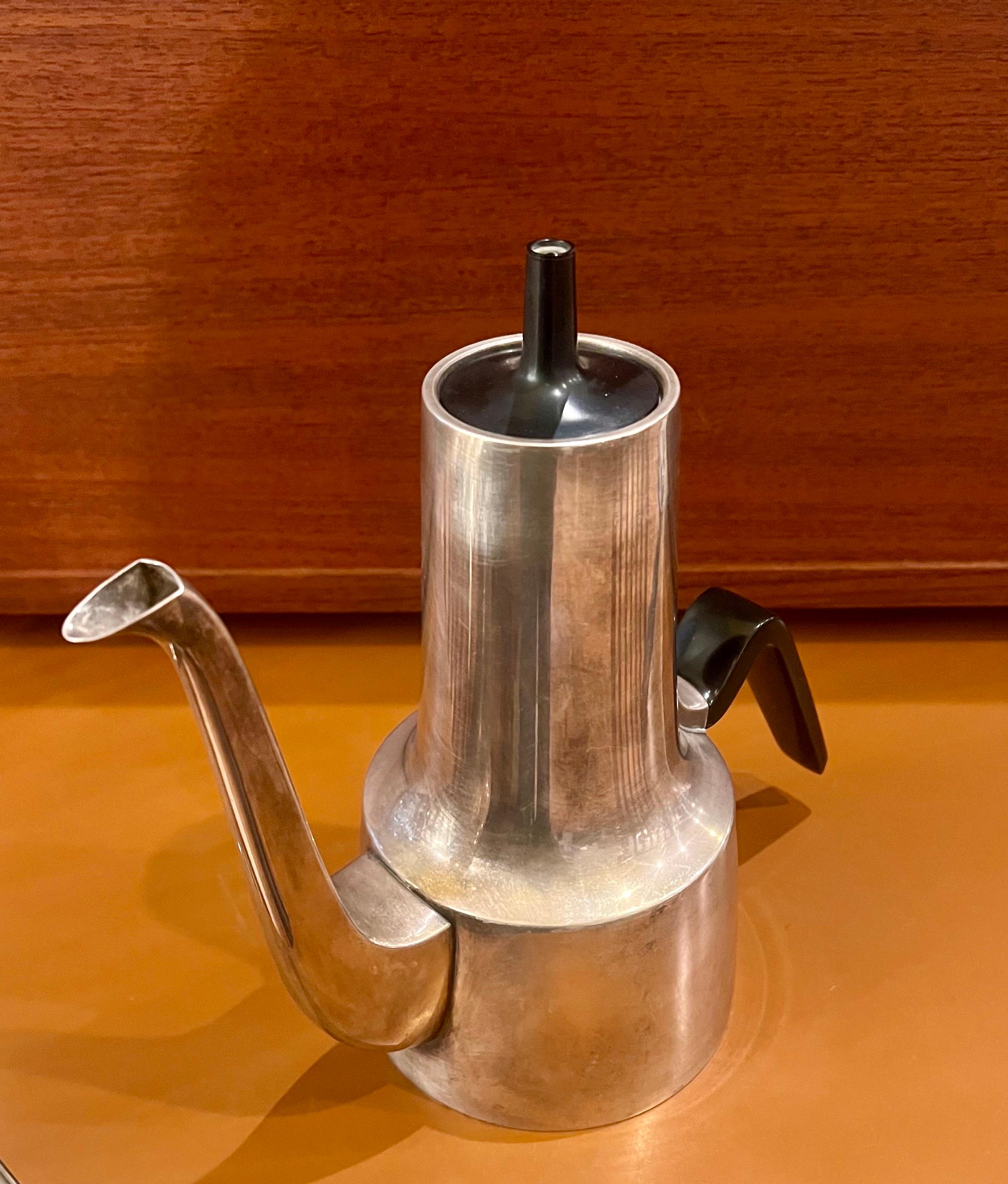 Danois Cafetière danoise moderne en métal argenté conçue par Hans Bunde pour Cohr des années 1950 en vente