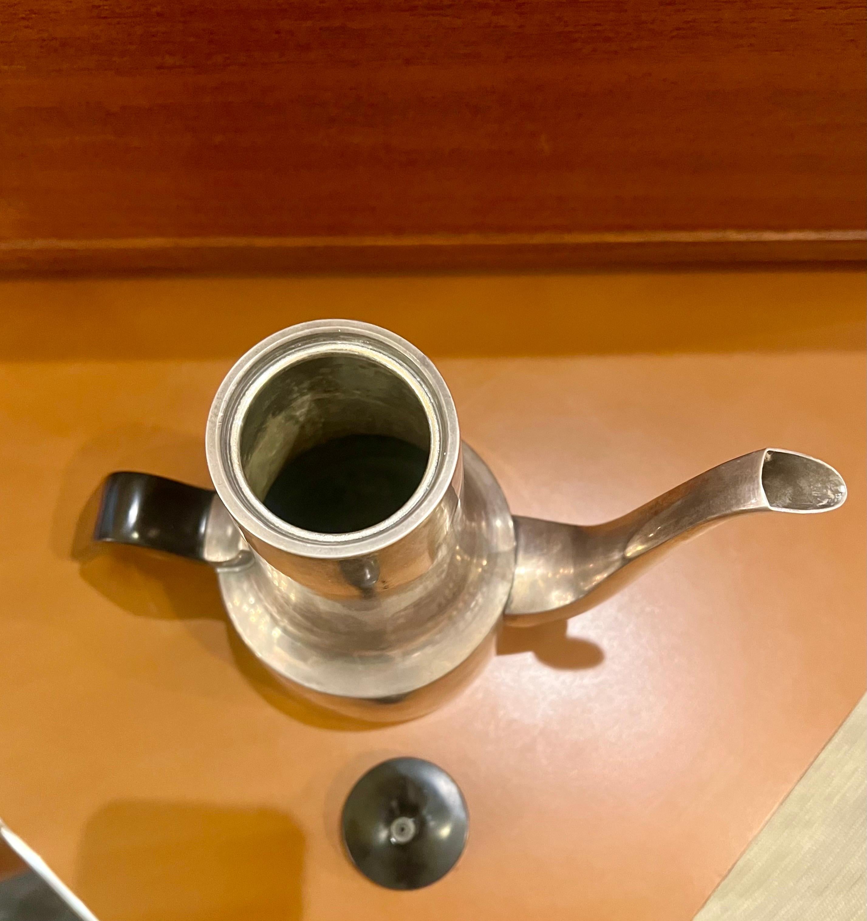 20ième siècle Cafetière danoise moderne en métal argenté conçue par Hans Bunde pour Cohr des années 1950 en vente