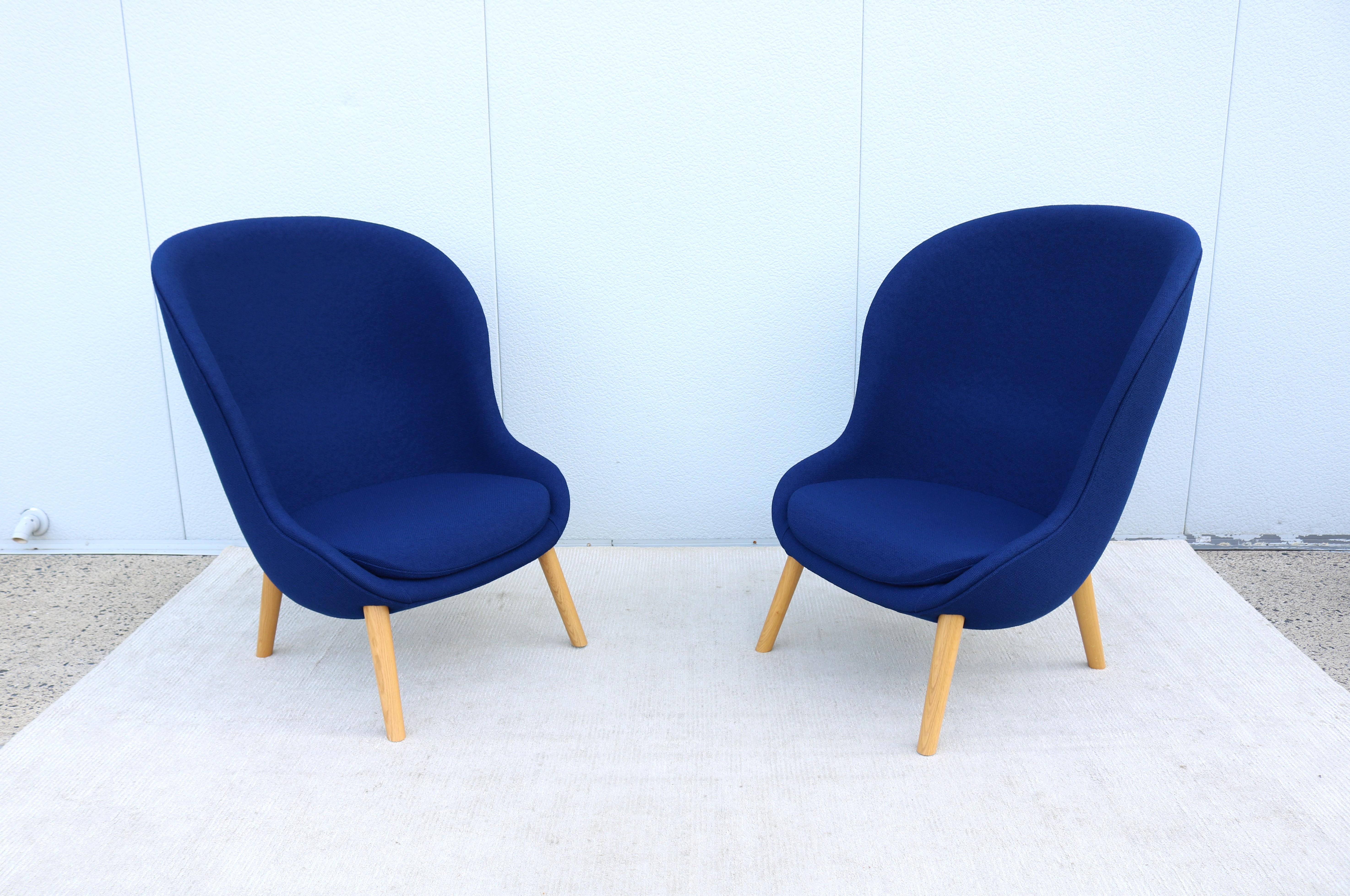 Fabelhaftes Paar moderner dänischer Hyg-Loungesessel, entworfen von Simon Legald für Normann Copenhagen.
Die weichen Linien und die umlaufenden Konturen schaffen einen gemütlichen und angenehmen Raum zum Entspannen mit hohem Komfort.
Die hohen