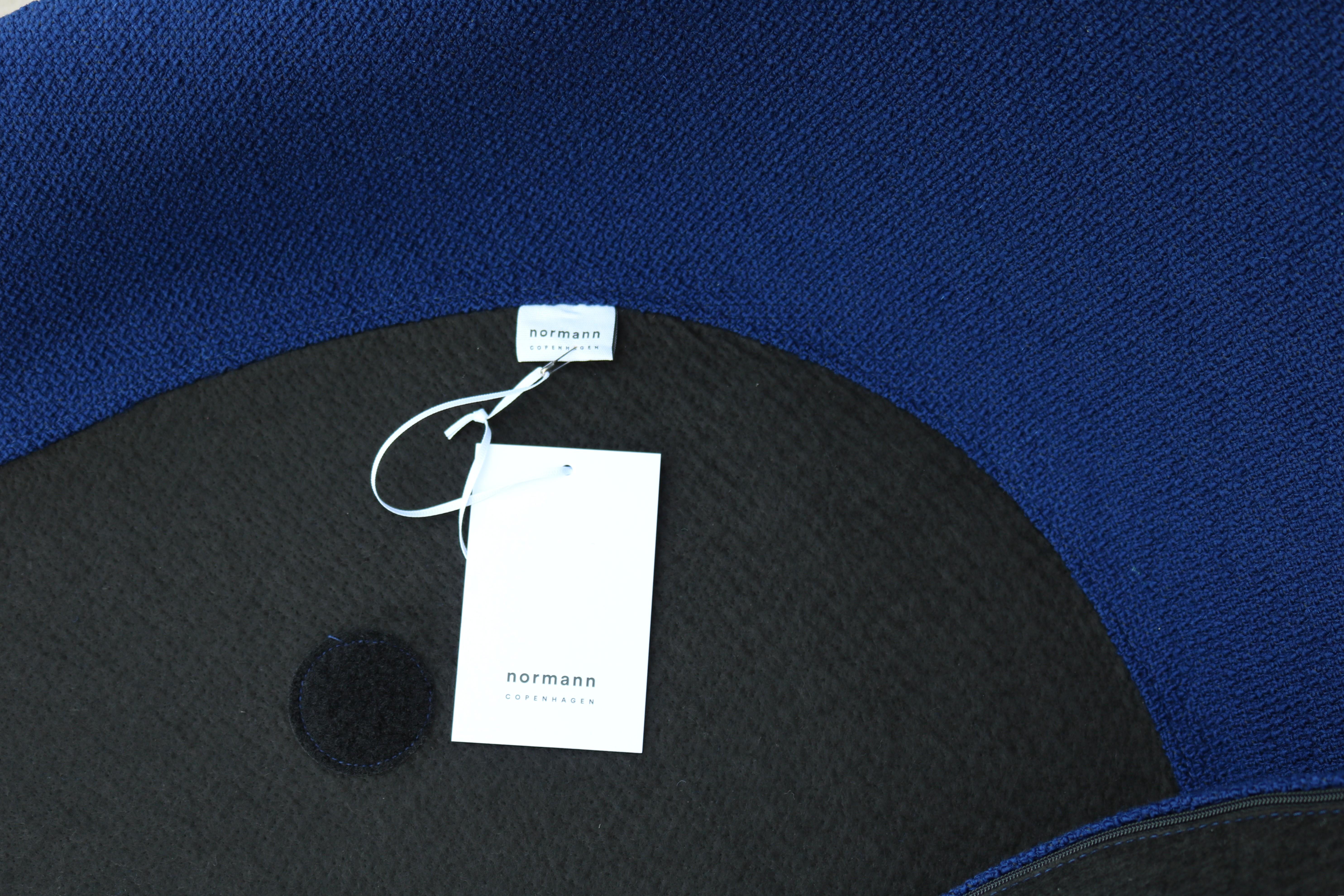 Blaue Hyg-Loungesessel der dänischen Moderne Simon Legald für Normann Copenhagen, ein Paar im Angebot 12