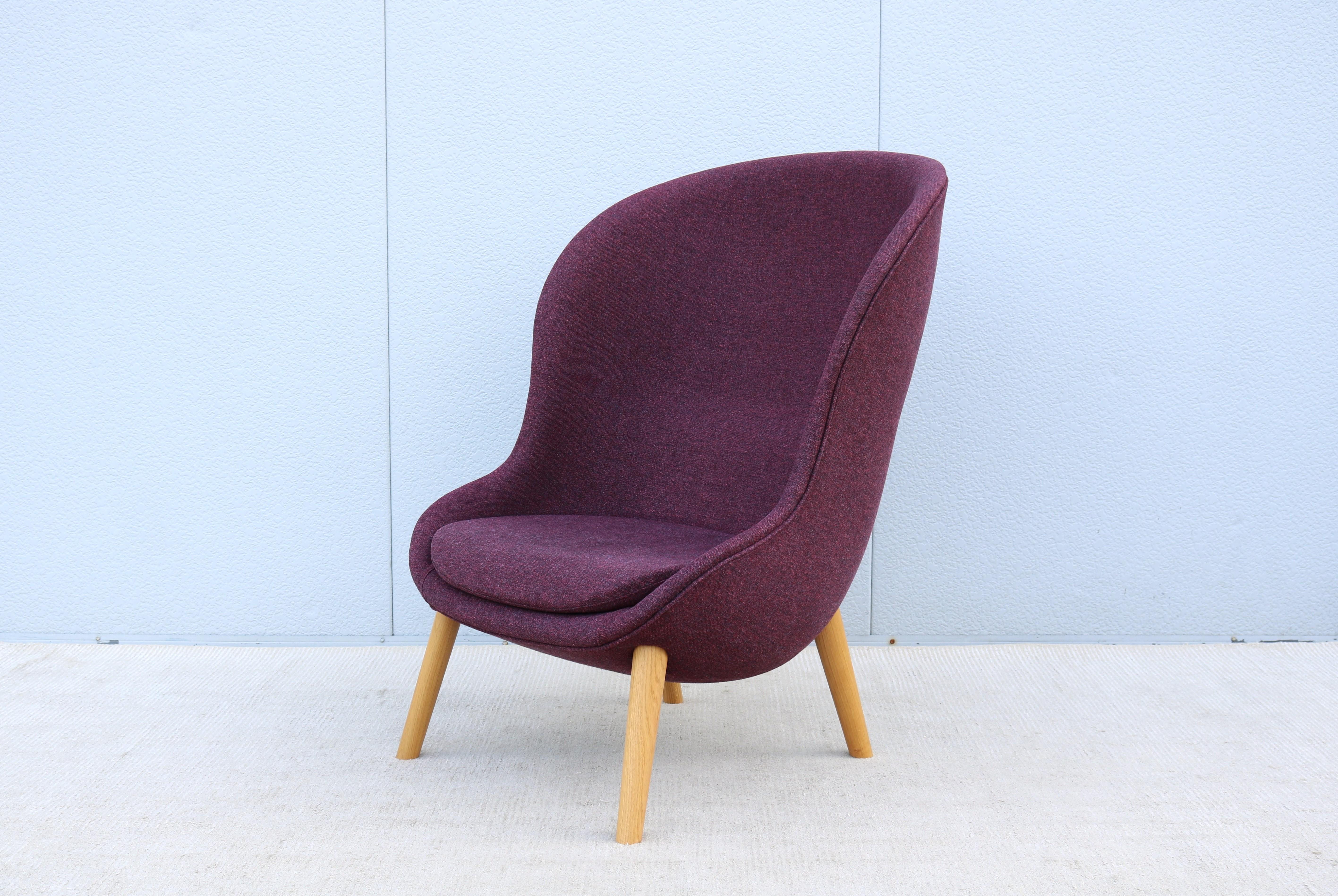 Fabelhafter moderner dänischer Hyg-Sessel, entworfen von Simon Legald für Normann Copenhagen.
Die weichen Linien und die umlaufenden Konturen schaffen einen gemütlichen und angenehmen Raum zum Entspannen mit hohem Komfort.
Die hohen Seiten schirmen