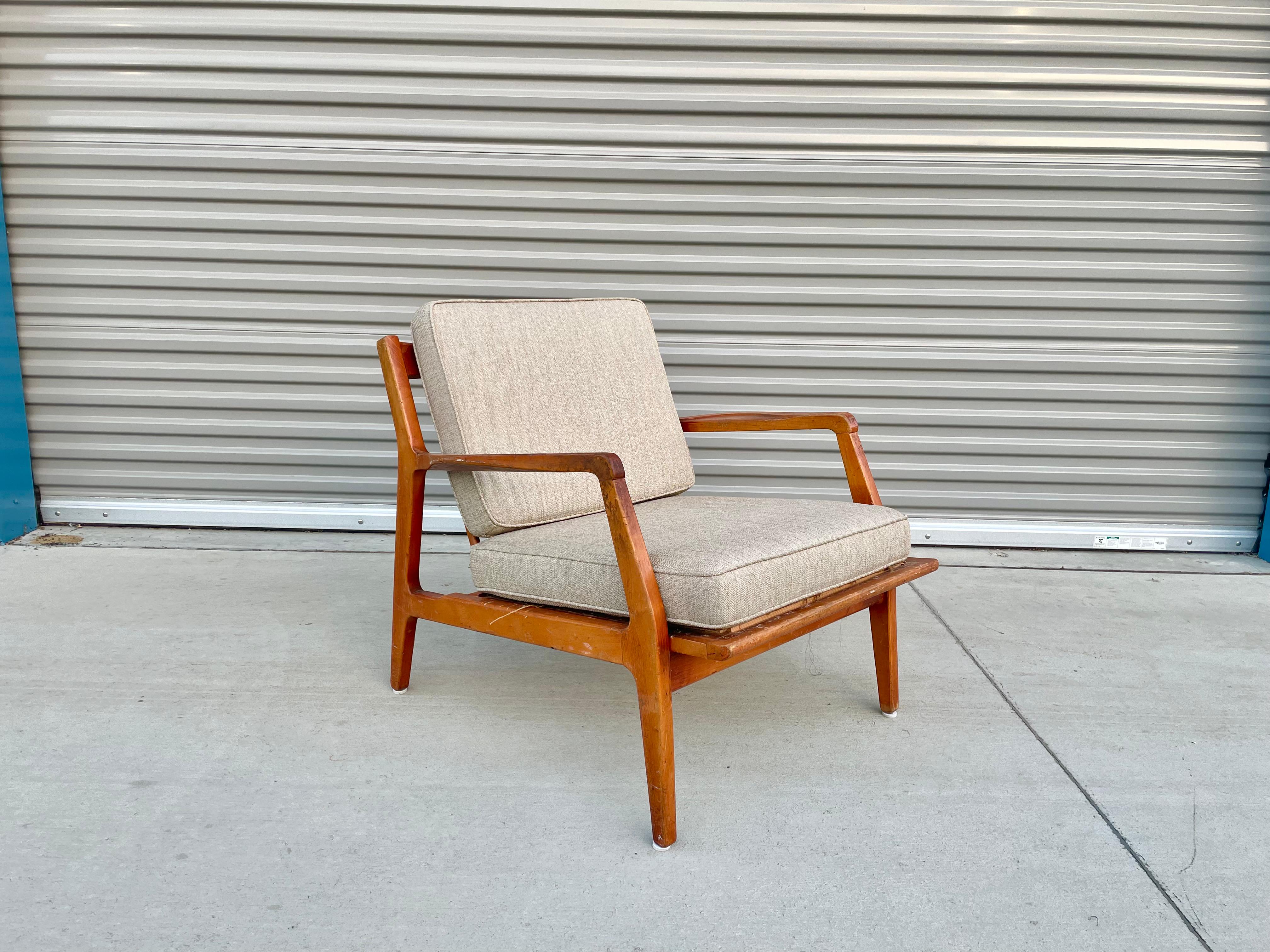 Moderner dänischer Sessel aus Nussbaumholz von Ib Kofod-Larsen für Selig in Dänemark, ca. 1960er Jahre. Dieser Loungesessel im Vintage-Stil verfügt über ein Gestell aus massivem Nussbaumholz mit abgewinkelten Beinen und einer geformten Rückenlehne