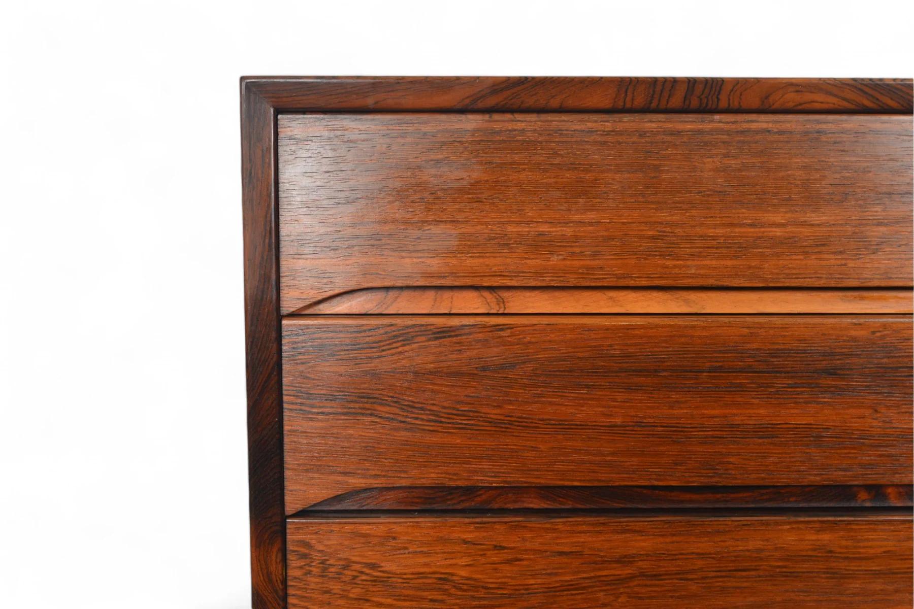 Origine: Danimarca
Progettista: Sconosciuto
Produttore: Sconosciuto
Epoca: anni '60
Materiali: Palissandro
Misure: 33″ di larghezza x 18″ di profondità x 43,75″ di altezza