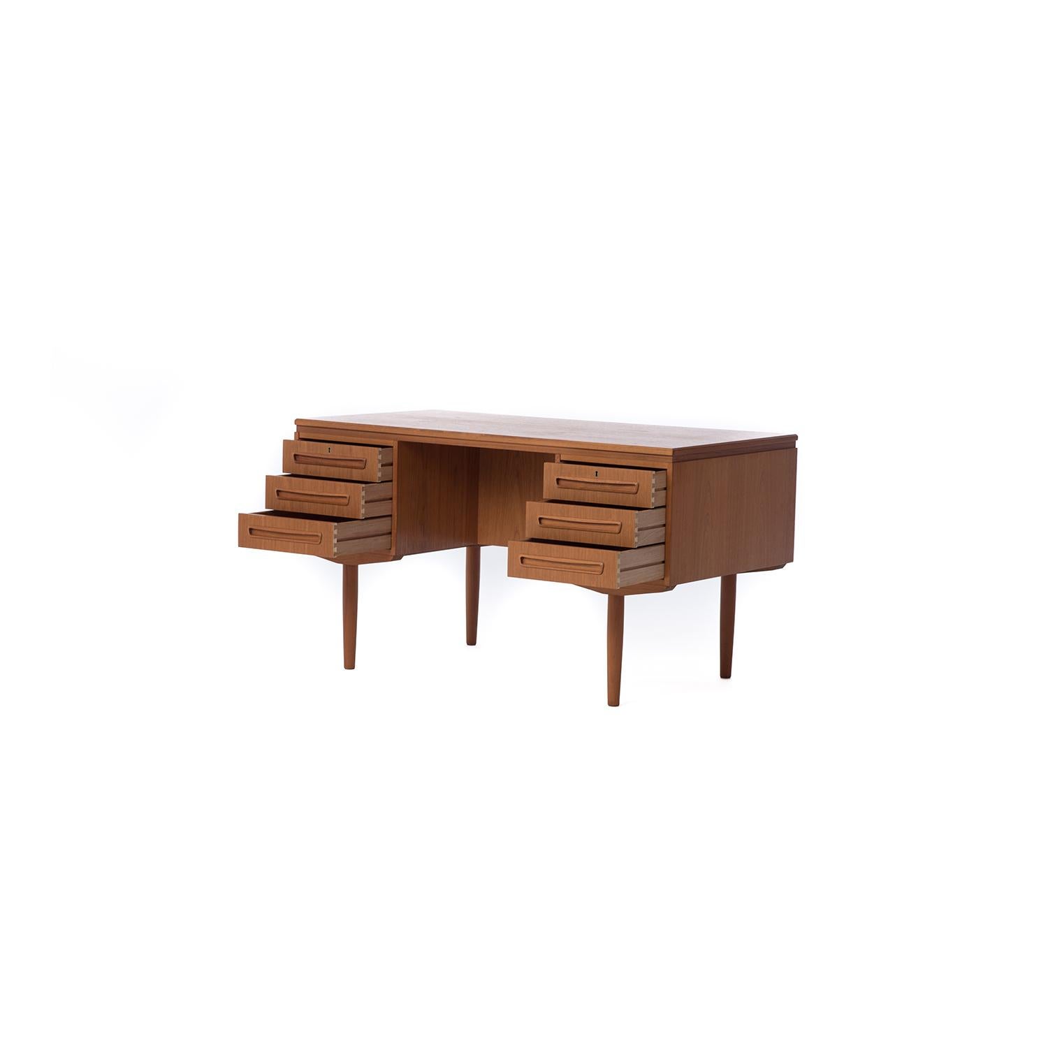 Danish Modern Six-Drawer Teak Desk with Front Side Shelves and Bar Storage (Skandinavische Moderne)