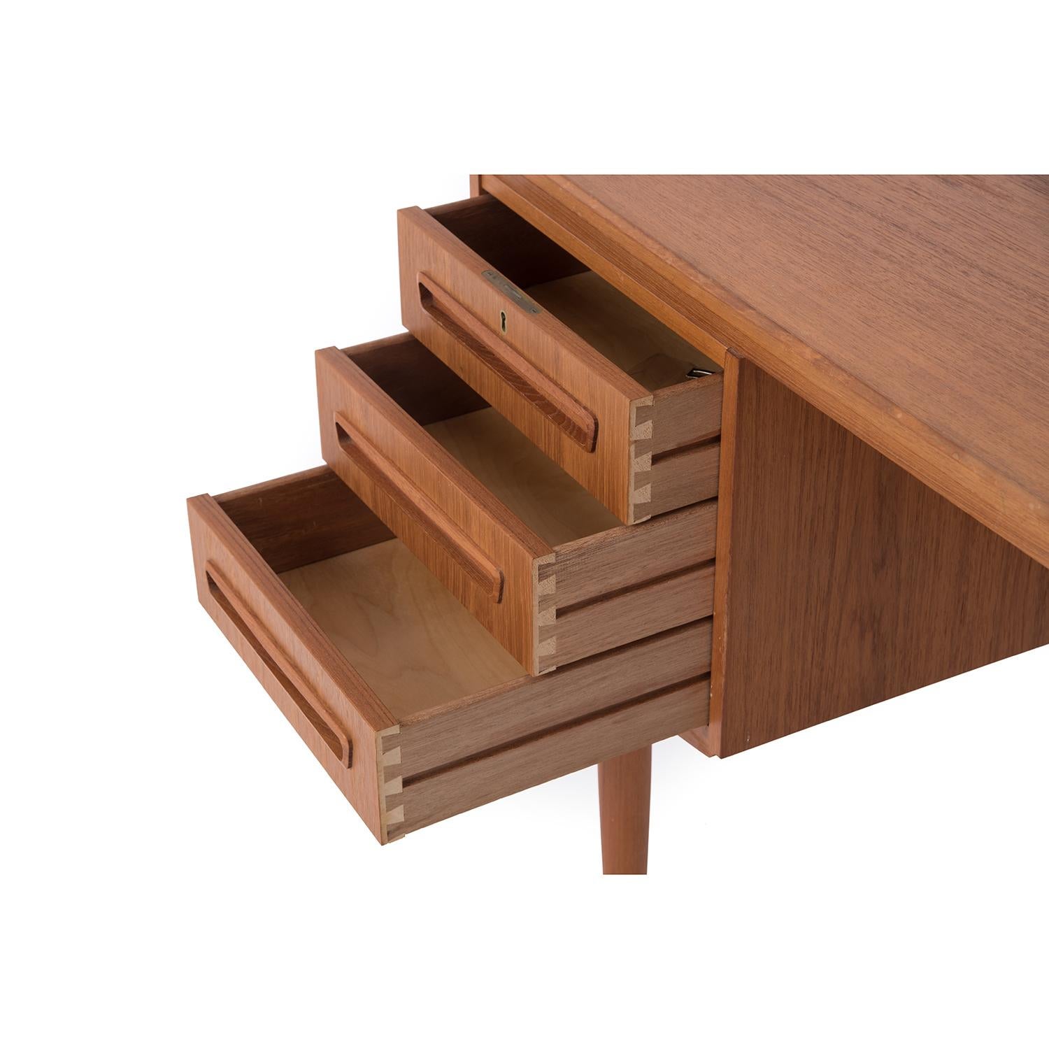 Danish Modern Six-Drawer Teak Desk with Front Side Shelves and Bar Storage (Dänisch)