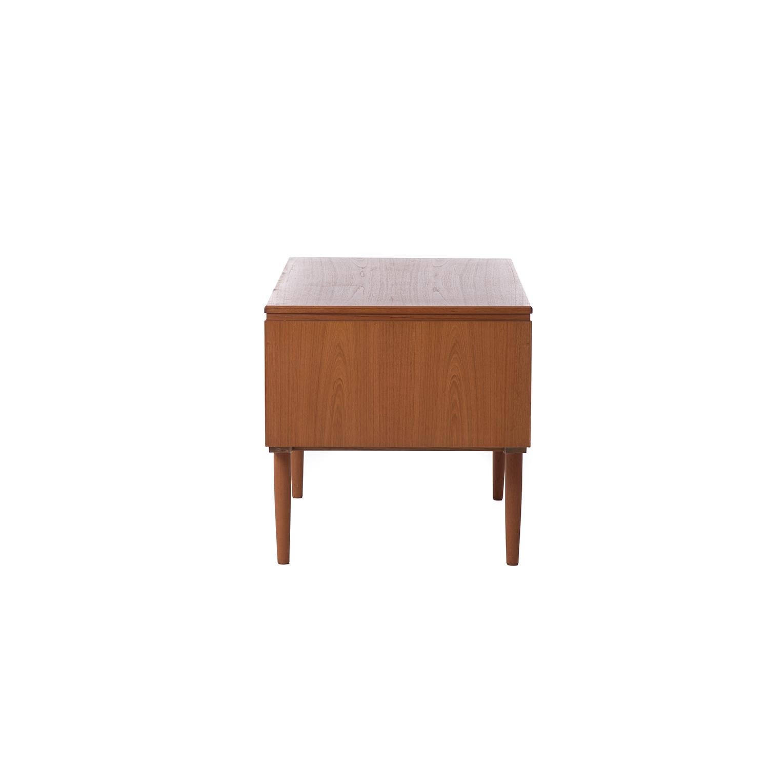 Danish Modern Six-Drawer Teak Desk with Front Side Shelves and Bar Storage im Zustand „Hervorragend“ in Minneapolis, MN