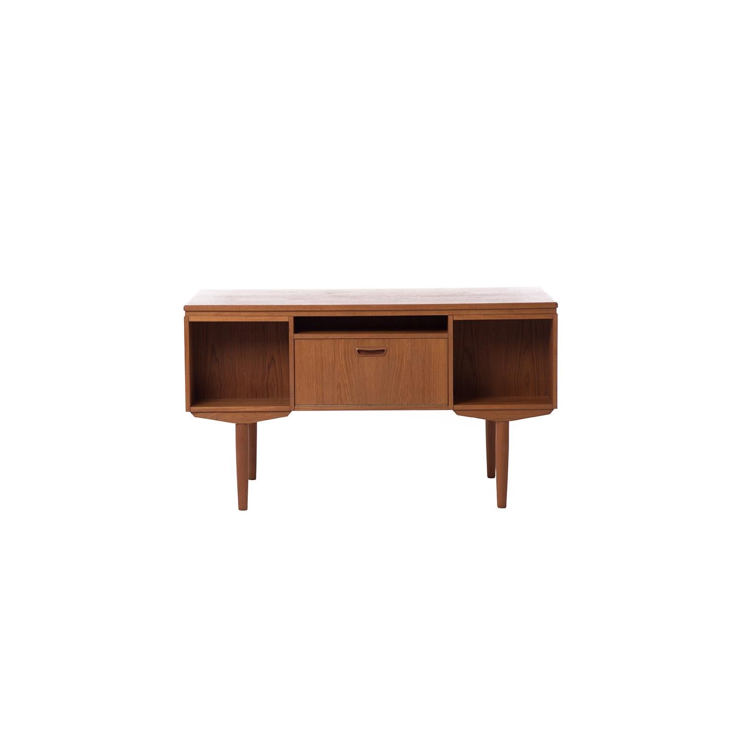 Danish Modern Six-Drawer Teak Desk with Front Side Shelves and Bar Storage (20. Jahrhundert)