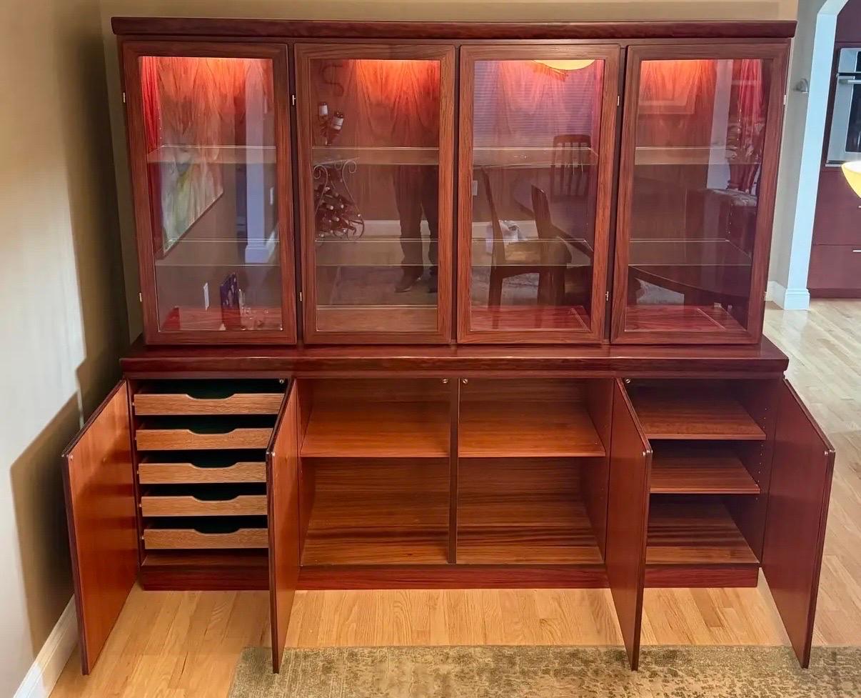 Danish Modern Skovby Rosewood Breakfront China Cabinet Credenza Sideboard Buffet In Good Condition In West Hartford, CT