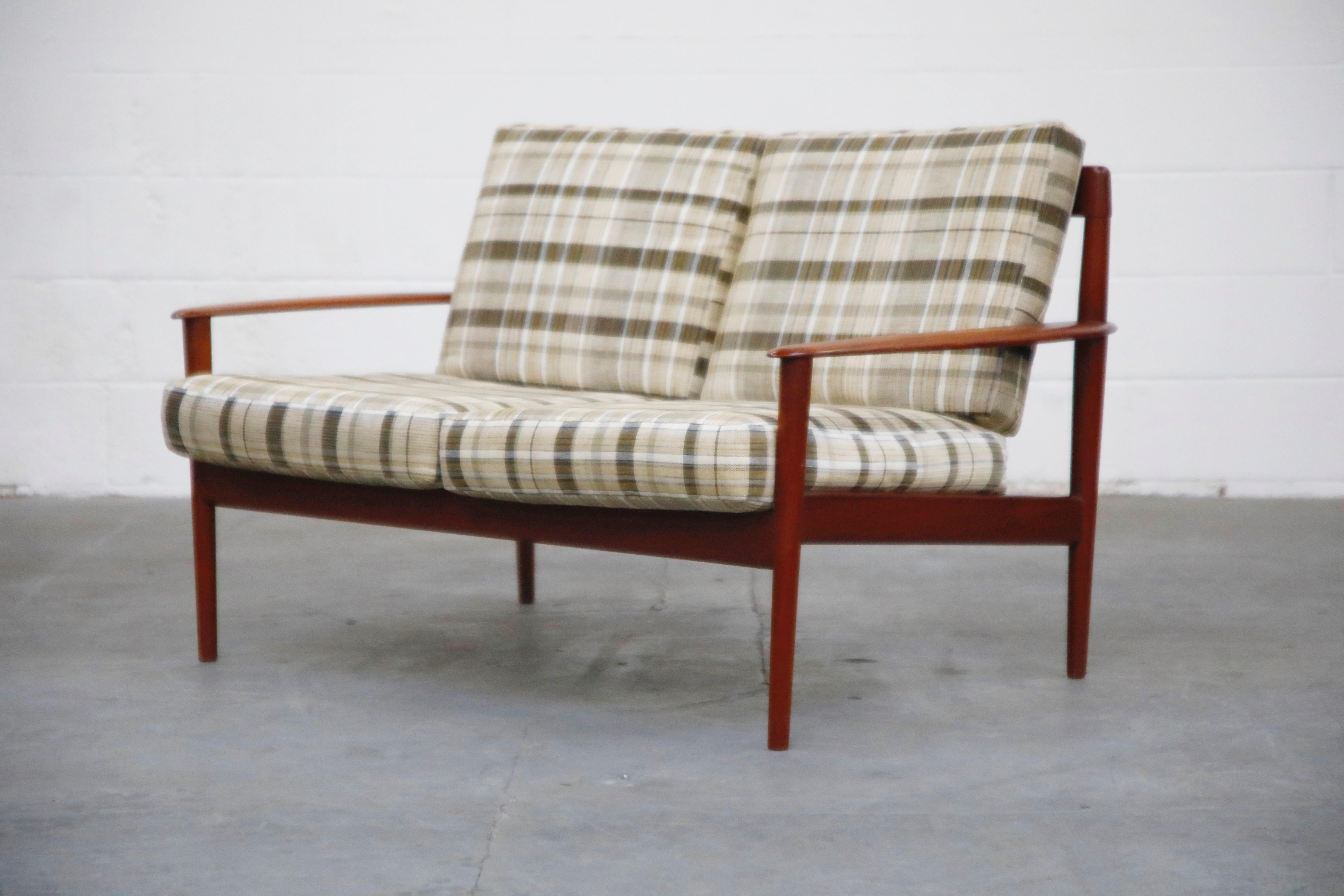 Danish Modern Slatted Teak Settee Attributed to Folke Ohlsson for DUX circa 1960 In Good Condition In Los Angeles, CA