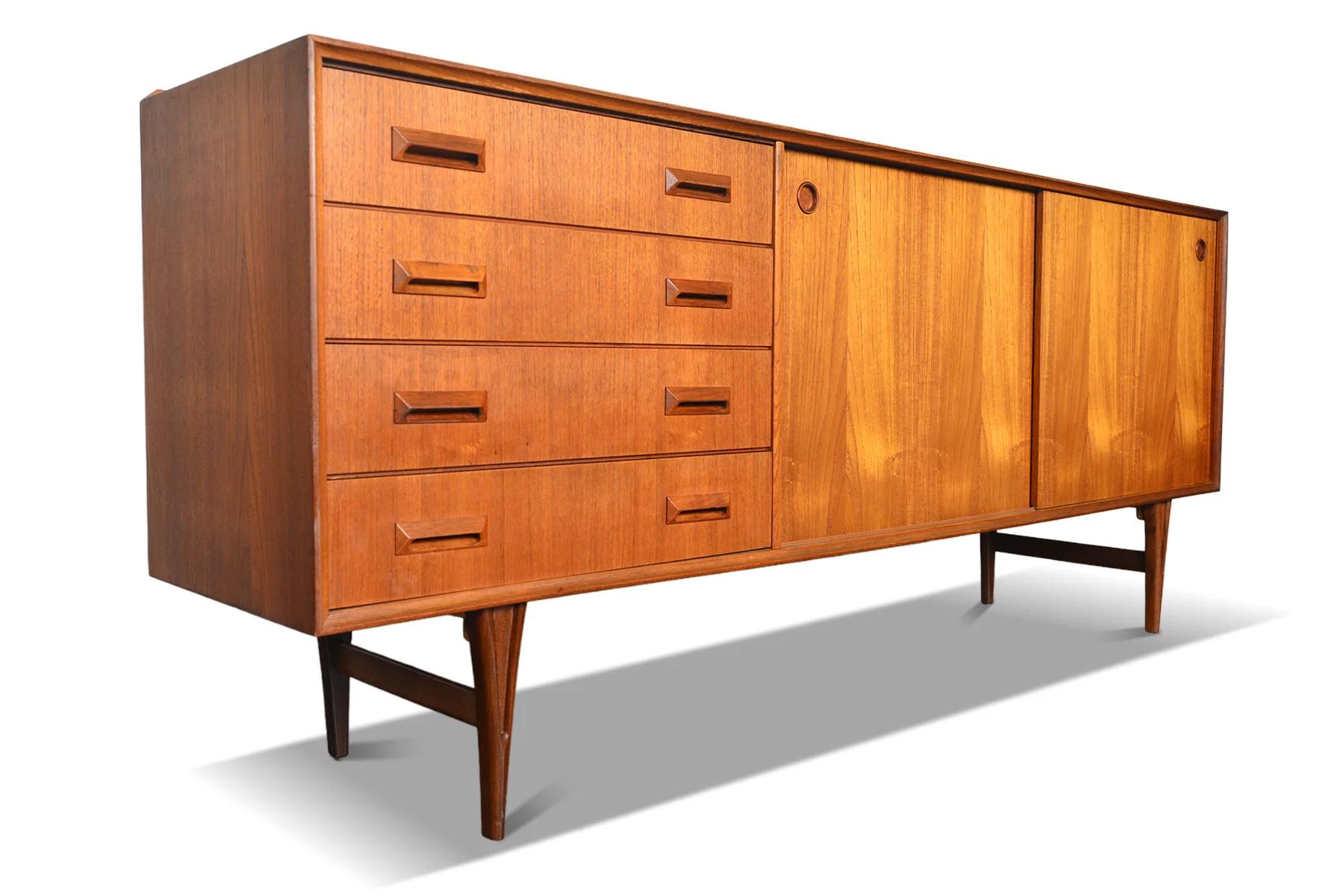 Danish Modern Sliding Door Teak Credenza With Keeler Edge For Sale 4