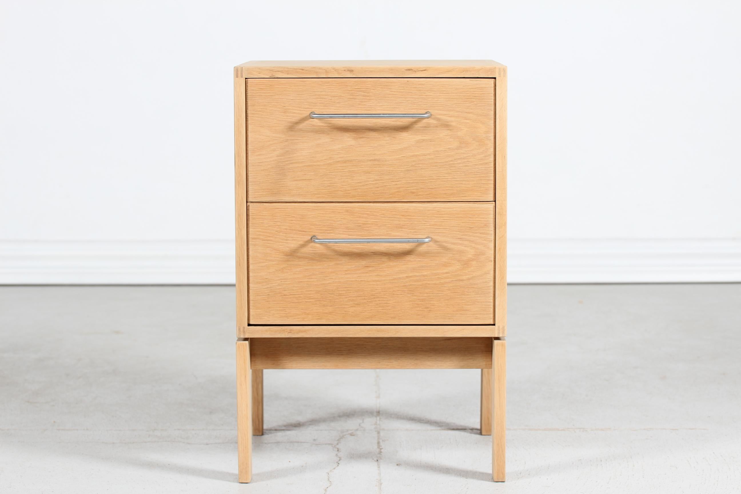 Mid-century Danish small chest of drawers made from oak. Designed by Henning Jensen and Torben Valeur. Manufactured by Munch Møbler, Slagelse, Denmark ca. 1970s.

Straight and simple Danish design. Nice detail with box with drawers almost floating