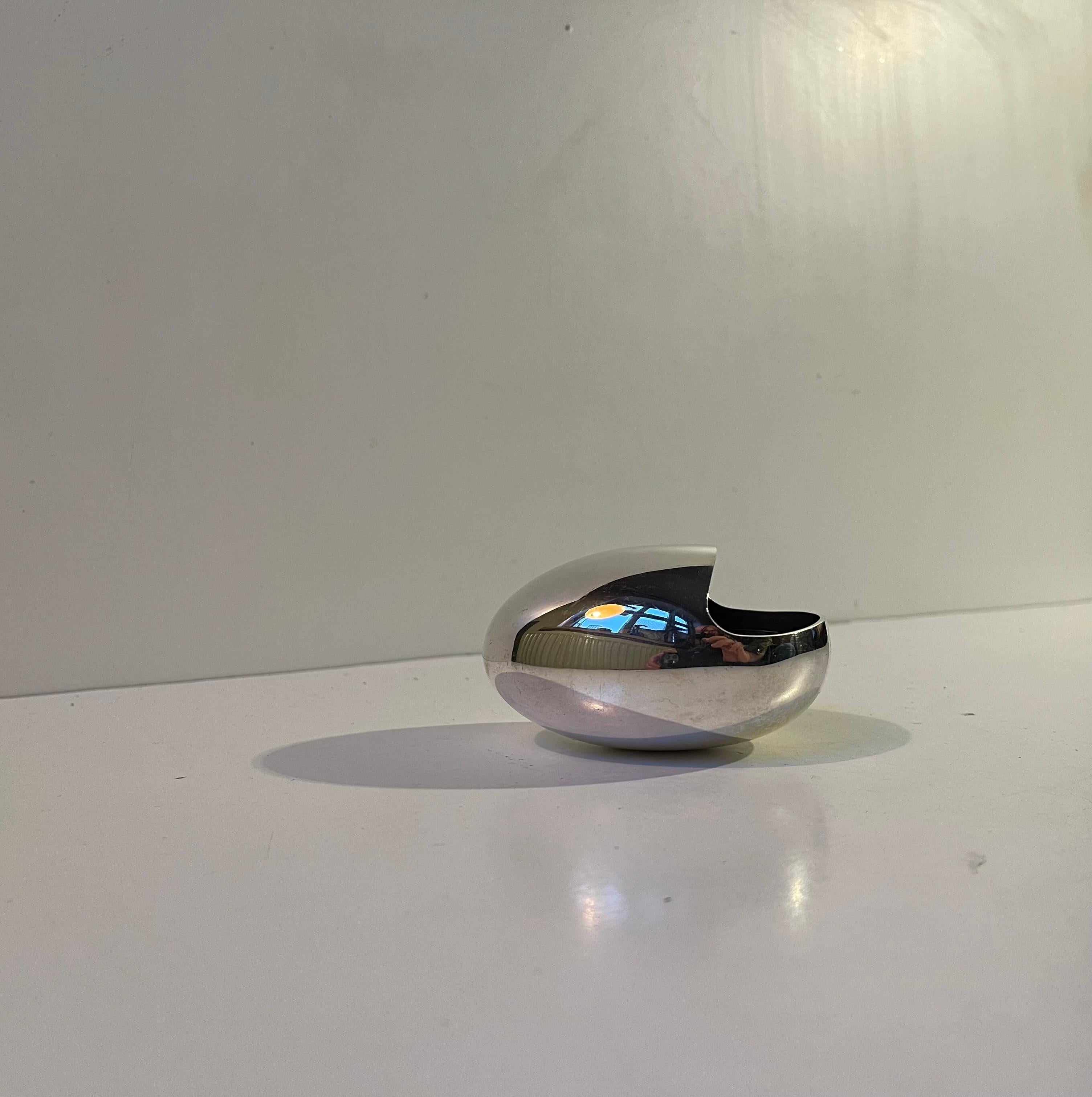 Posacenere o distributore di noccioline a forma di uovo placcato in argento. Si chiama smile ed è stata progettata da Hans Bunde e prodotta da Carl Cohr a Fredericia, in Danimarca, negli anni Cinquanta. Timbro Cohr, Danimarca - alla base. È in