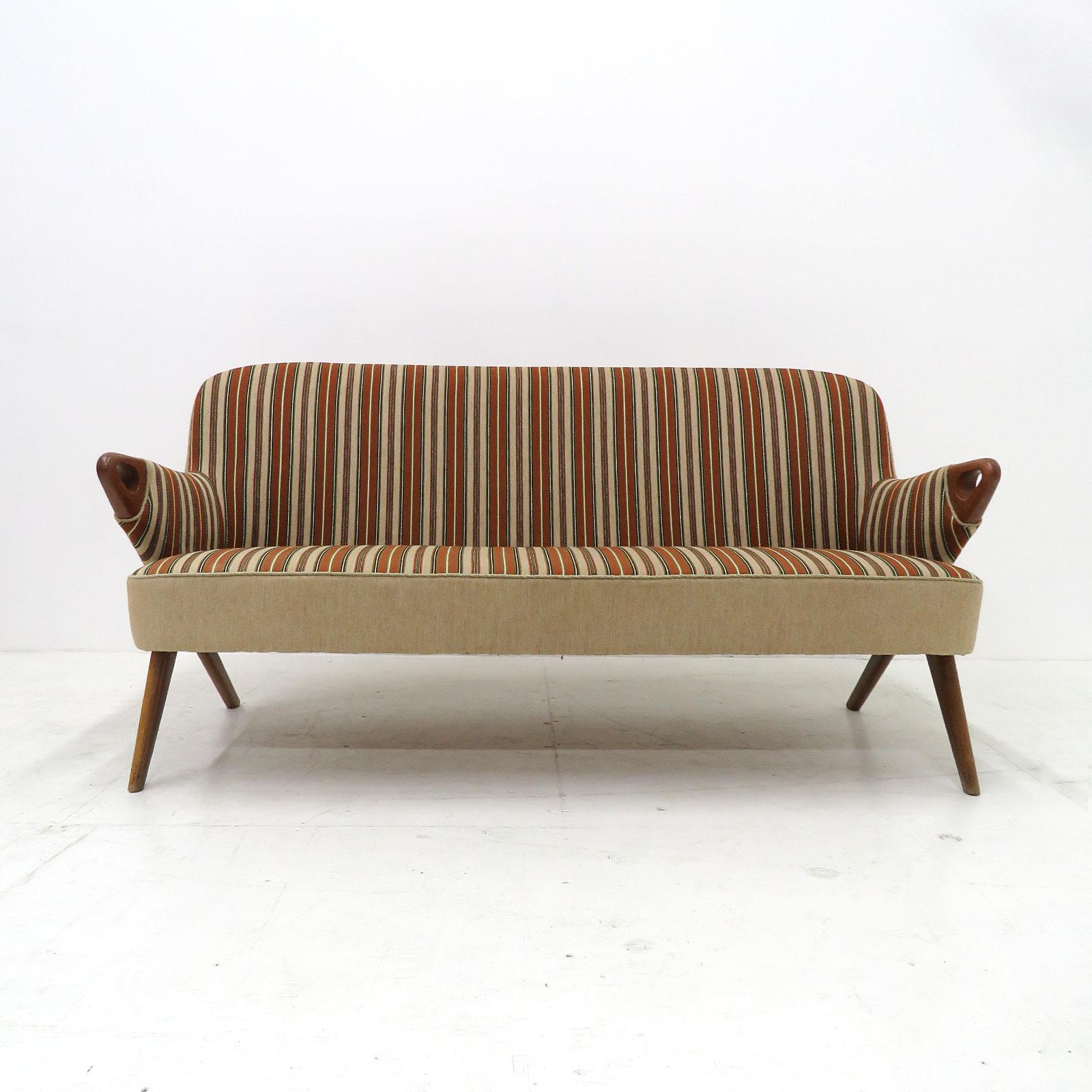 Wunderschönes dänisches Modernes Sofa, Svend Skipper zugeschrieben, 1950, mit erdigem, mehrfarbig gestreiftem Bezug auf Teakholzbeinen und mit skulpturalen Teakholz-Handauflagen.