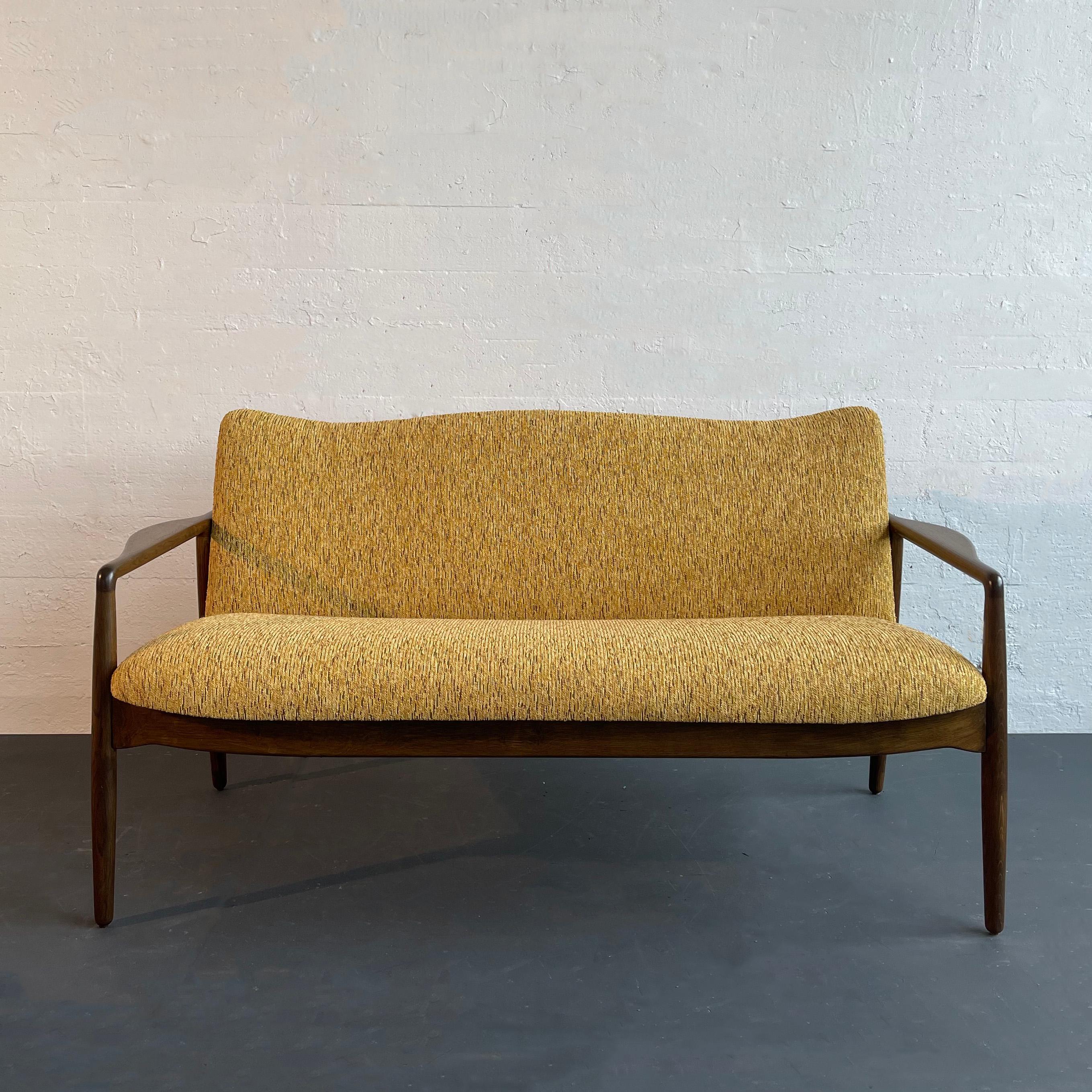 Este sofá tradicional danés moderno fue diseñado a mediados del siglo XX por el diseñador estadounidense William Watting, que dejó Estados Unidos para diseñar muebles en Dinamarca. Este sofá, que fue diseñado para la filial danesa de la empresa de