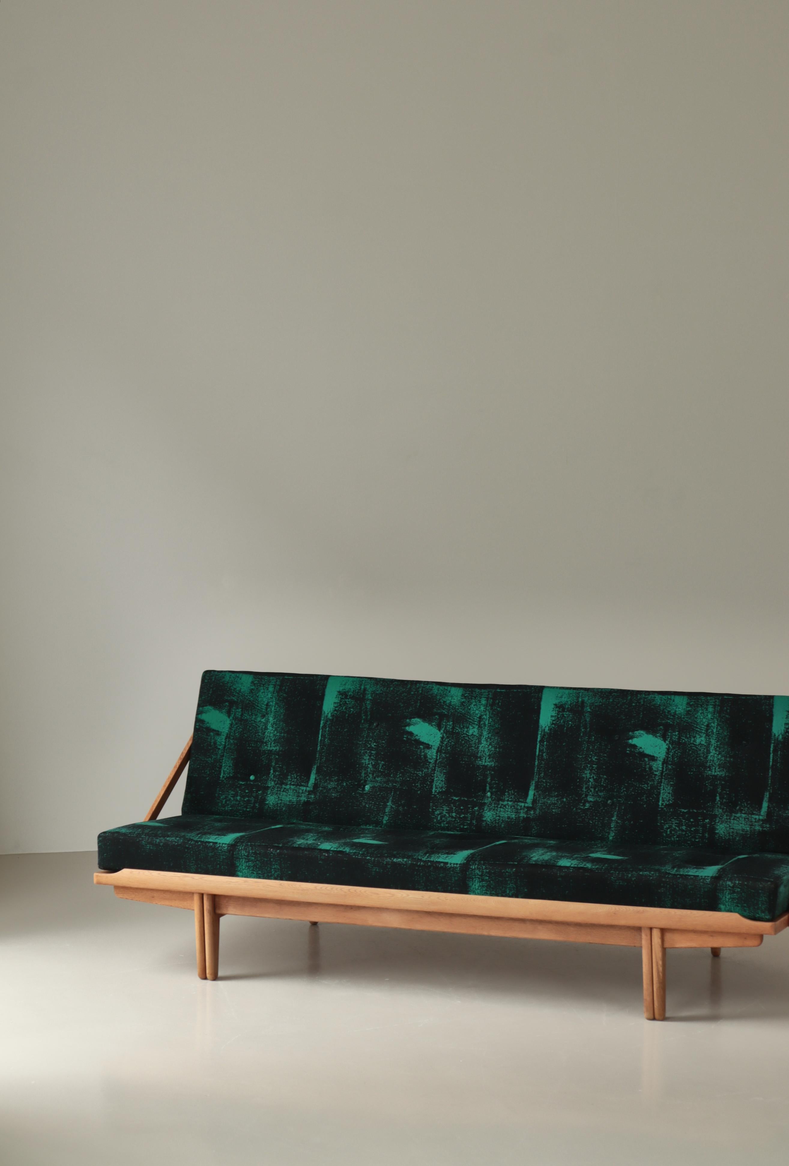 Sofá / sofá cama vintage de estilo moderno escandinavo del diseñador danés Poul Volther. Fabricado en Frem Røjle en la década de 1950. El armazón es de madera de roble maciza y los cojines conservan el tejido de lana original. Hemos optado por no