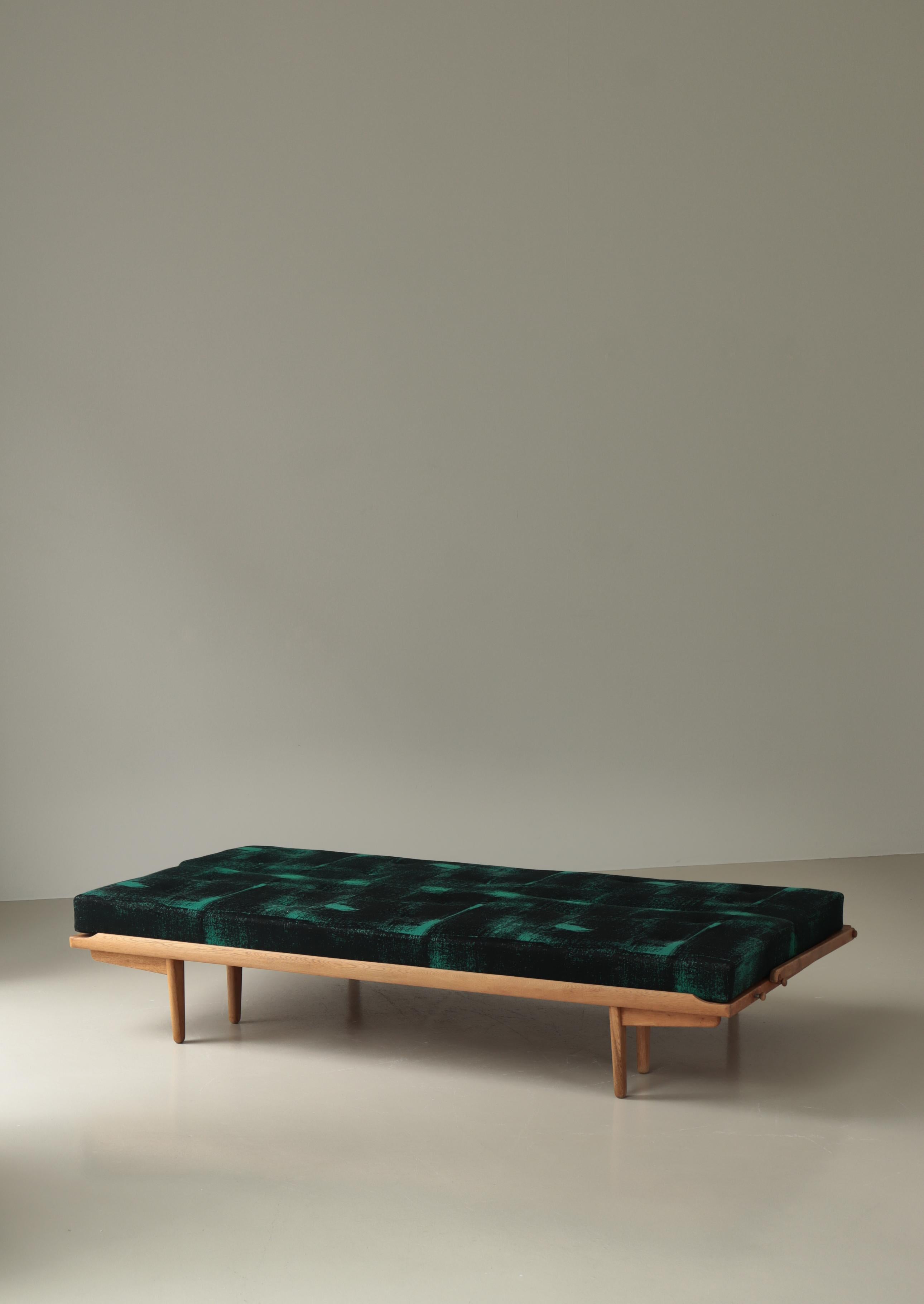 Sofá-cama moderno danés en madera de roble, Poul Volther para Frem Møbelfabrik, años 50 en Bueno estado para la venta en Odense, DK