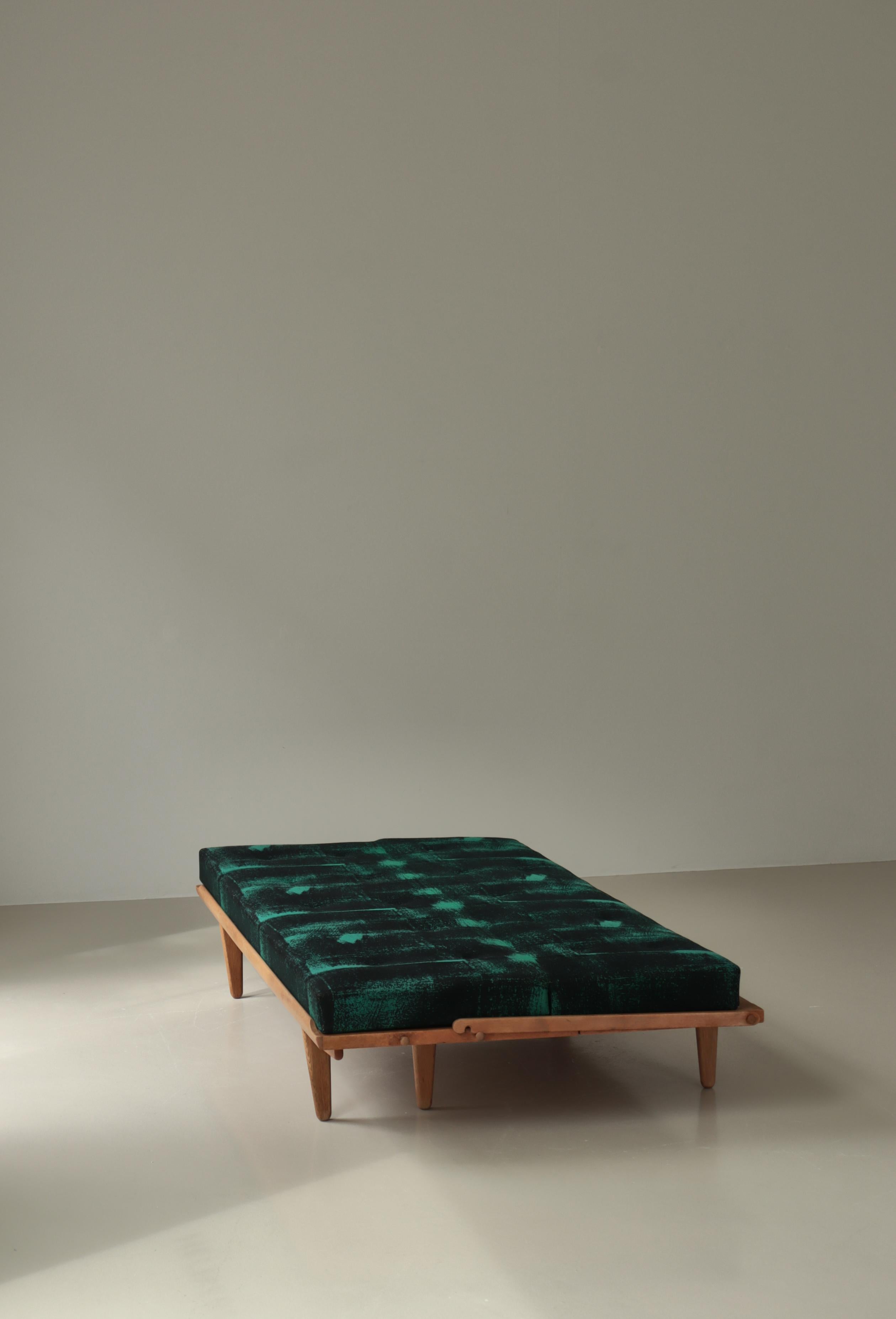 Sofá-cama moderno danés en madera de roble, Poul Volther para Frem Møbelfabrik, años 50 mediados del siglo XX en venta