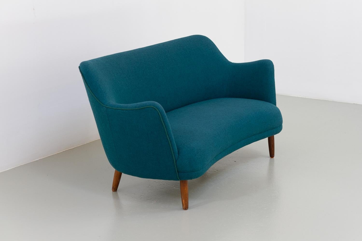 Sofá moderno danés en azul turquesa, años 50.

Elegante sofá/sillón escandinavo moderno de mediados de siglo en tejido de lana y elegantes patas redondas cónicas de haya teñida. Fabricada por un maestro carpintero danés desconocido en Dinamarca en