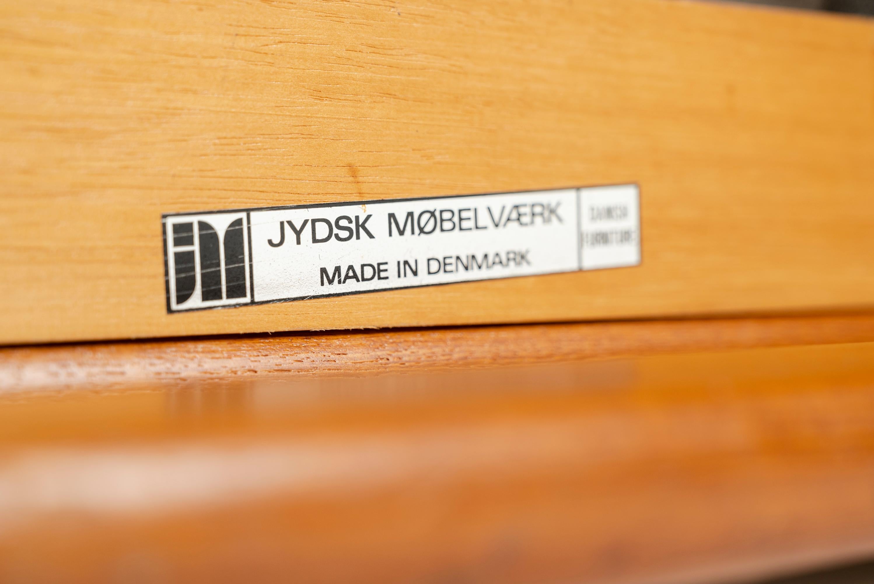 Dänisches modernes Sofa / Loveseat von Jydsk Mobelvaerk aus Teakholz und neuem Stoff, 1960er Jahre im Angebot 11
