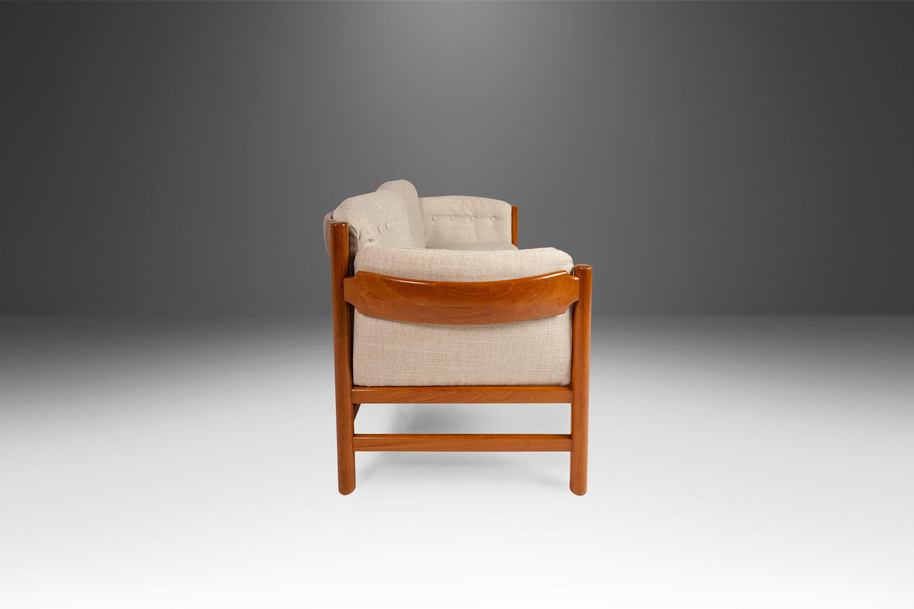 Dänisches modernes Sofa / Loveseat von Jydsk Mobelvaerk aus Teakholz und neuem Stoff, 1960er Jahre im Zustand „Gut“ im Angebot in Deland, FL