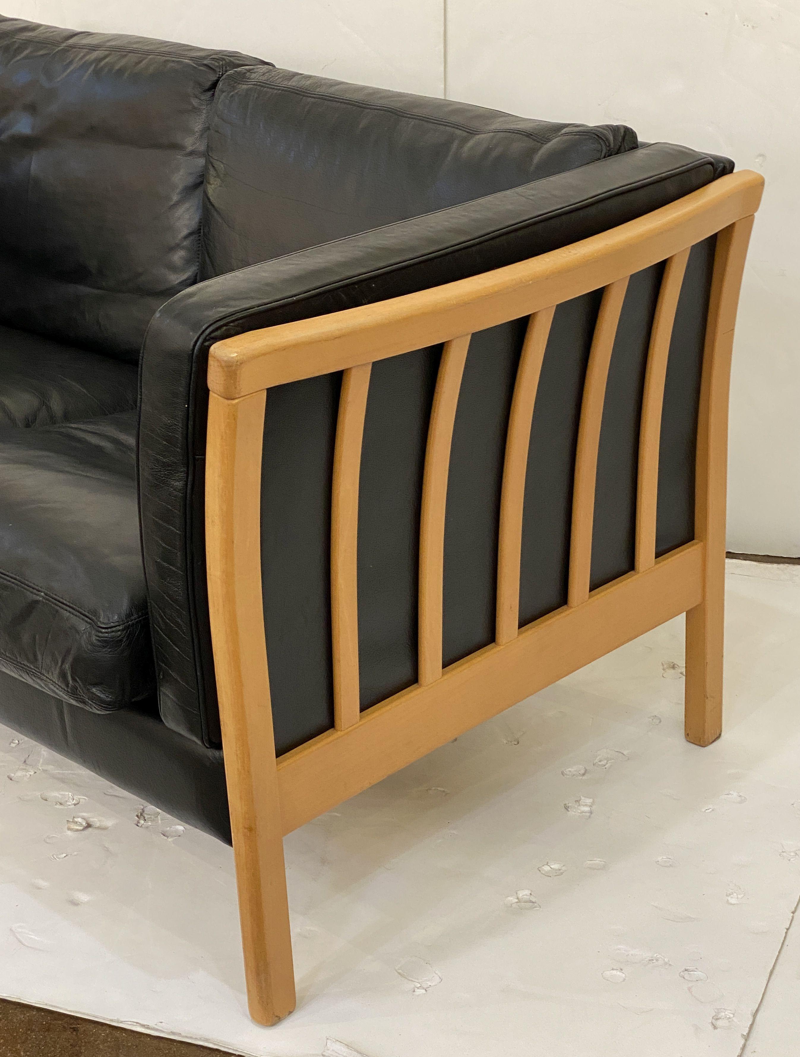 Canapé danois moderne en cuir et hêtre par Stouby en vente 7