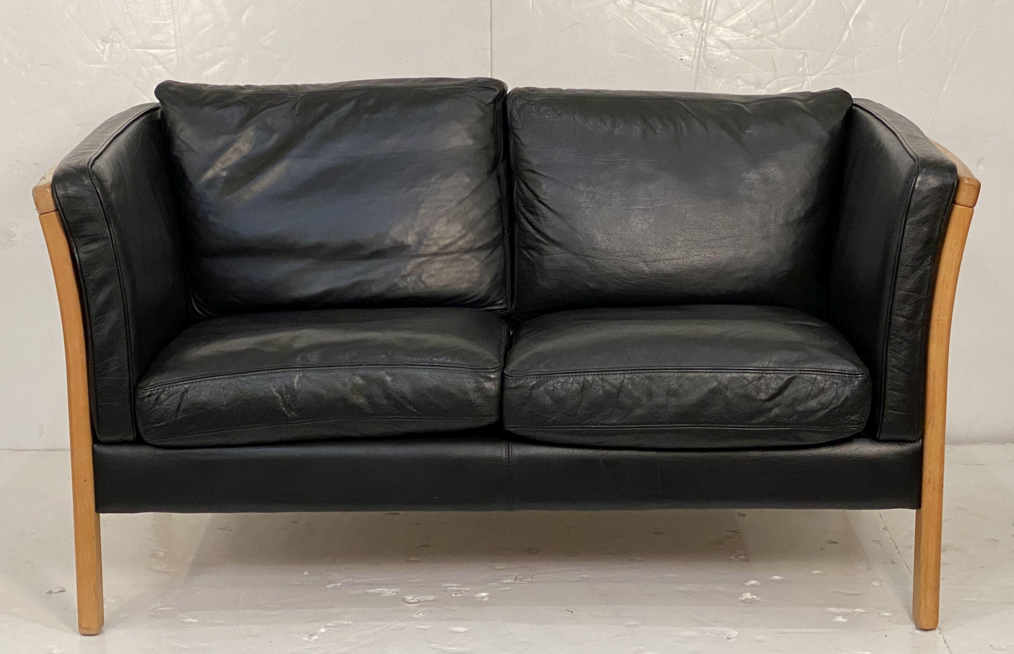 Scandinave moderne Canapé danois moderne en cuir et hêtre par Stouby en vente