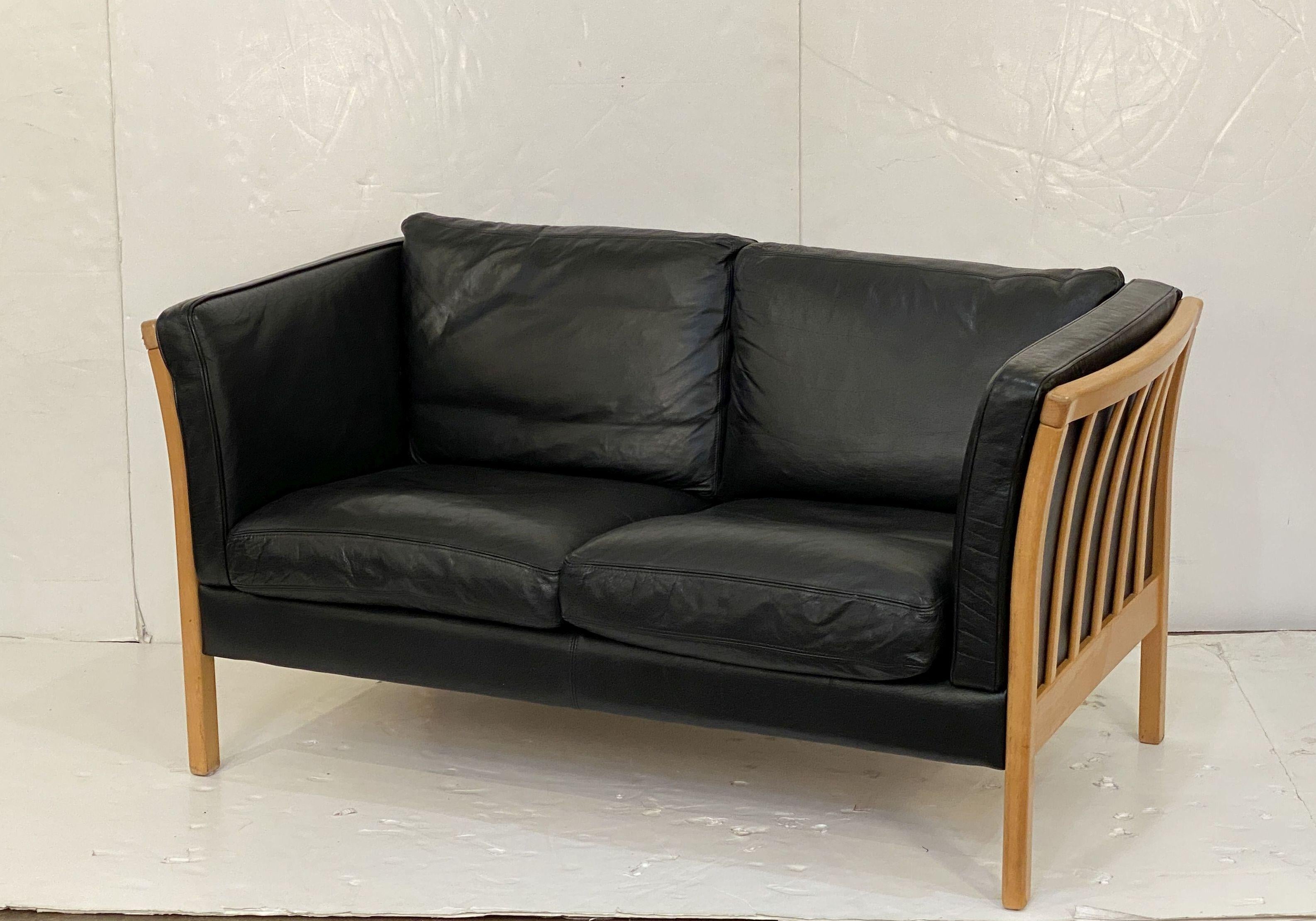 Danois Canapé danois moderne en cuir et hêtre par Stouby en vente